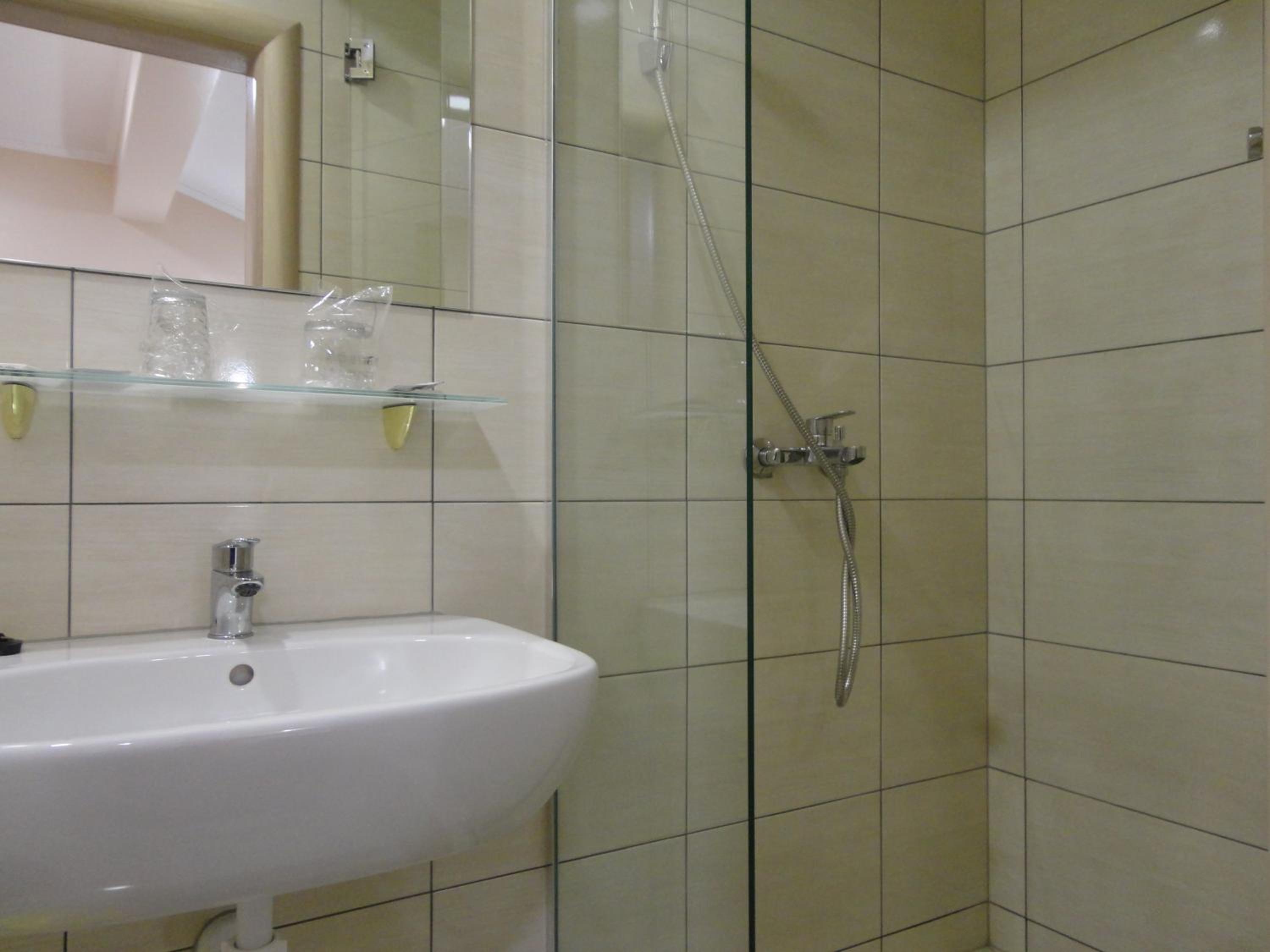 Deluxe Double Room - Photo 12