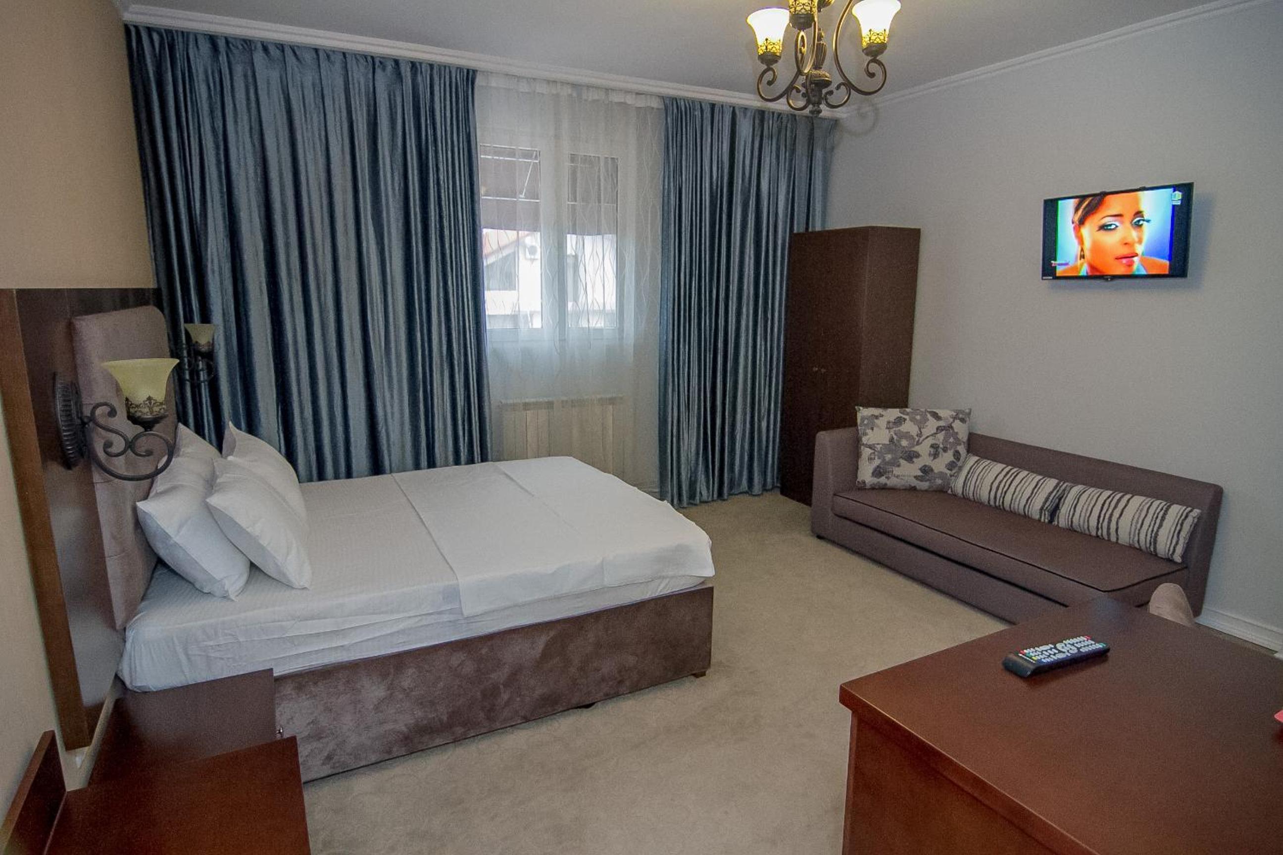 Family Room (3 adults + 1 children)