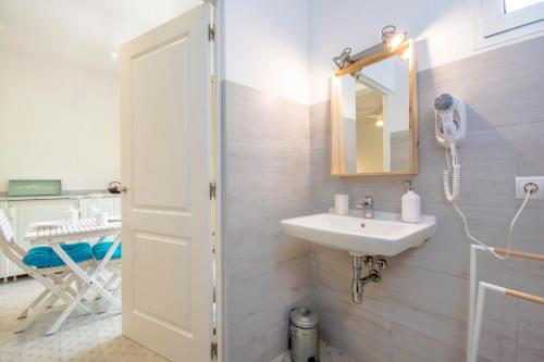 One-Bedroom Apartment with Balcony - Photo 3