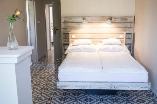Quadruple Room with Balcony - Photo 4