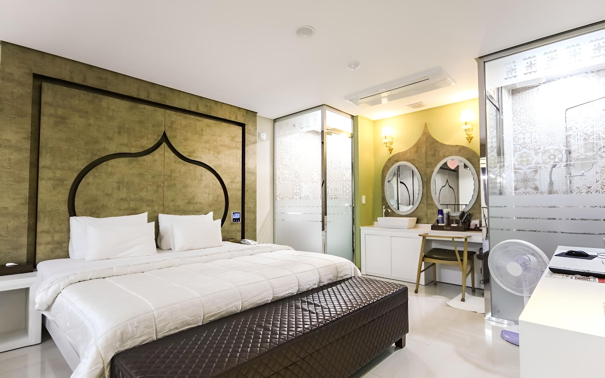 Room (VIP B (duplex room 203 room 205 whirl)