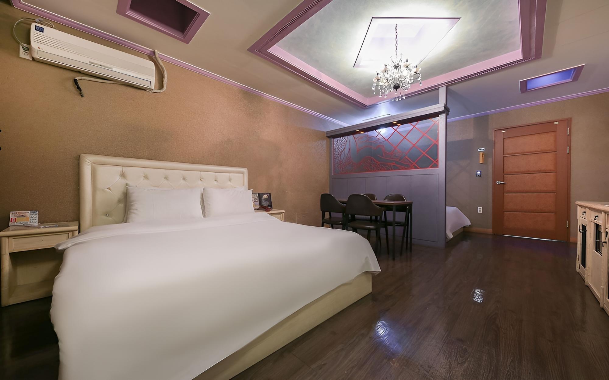 Room (Group room (styler dining table))