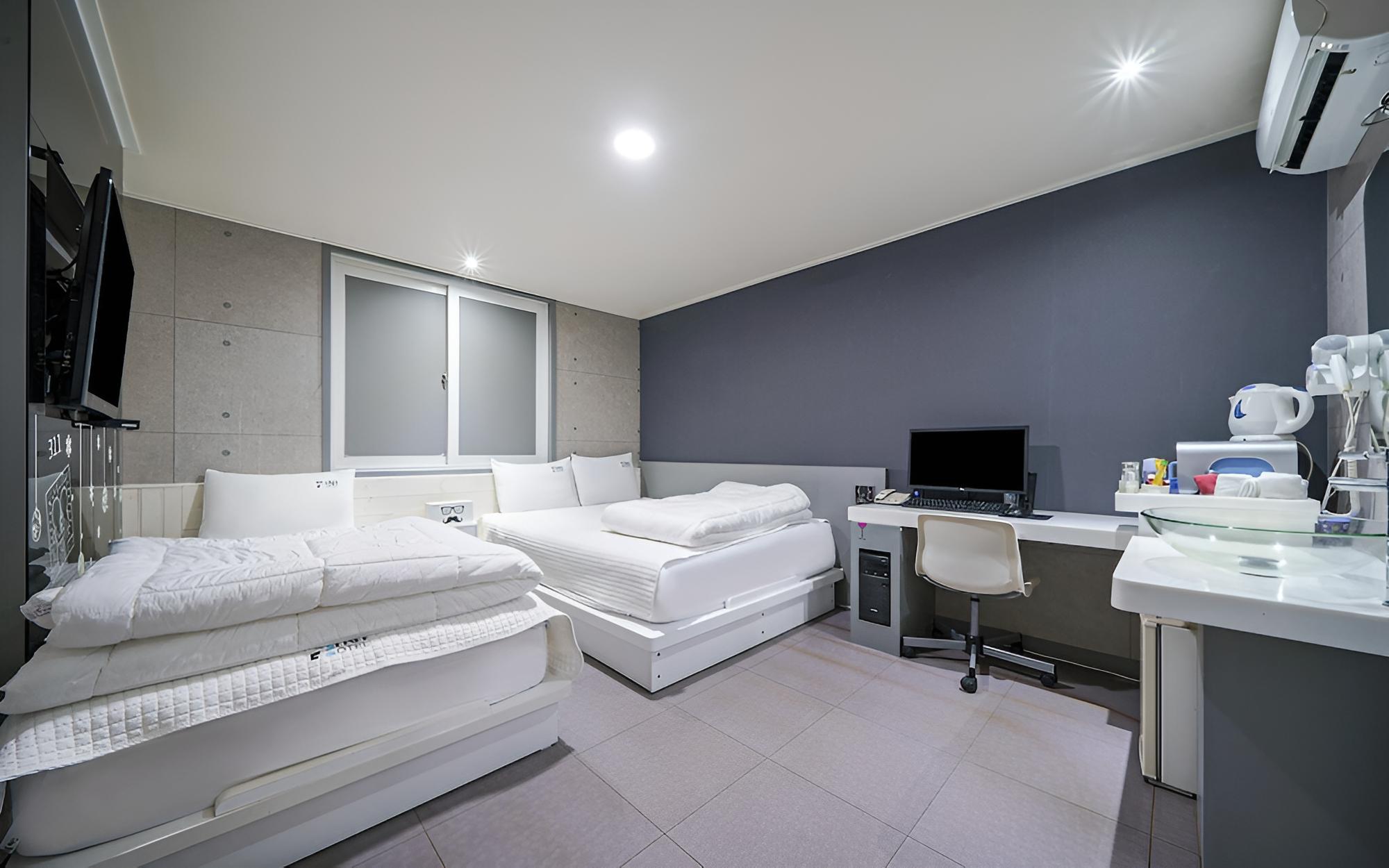 Room (Twin-Double/Single (Bathtub/PC/Good f)