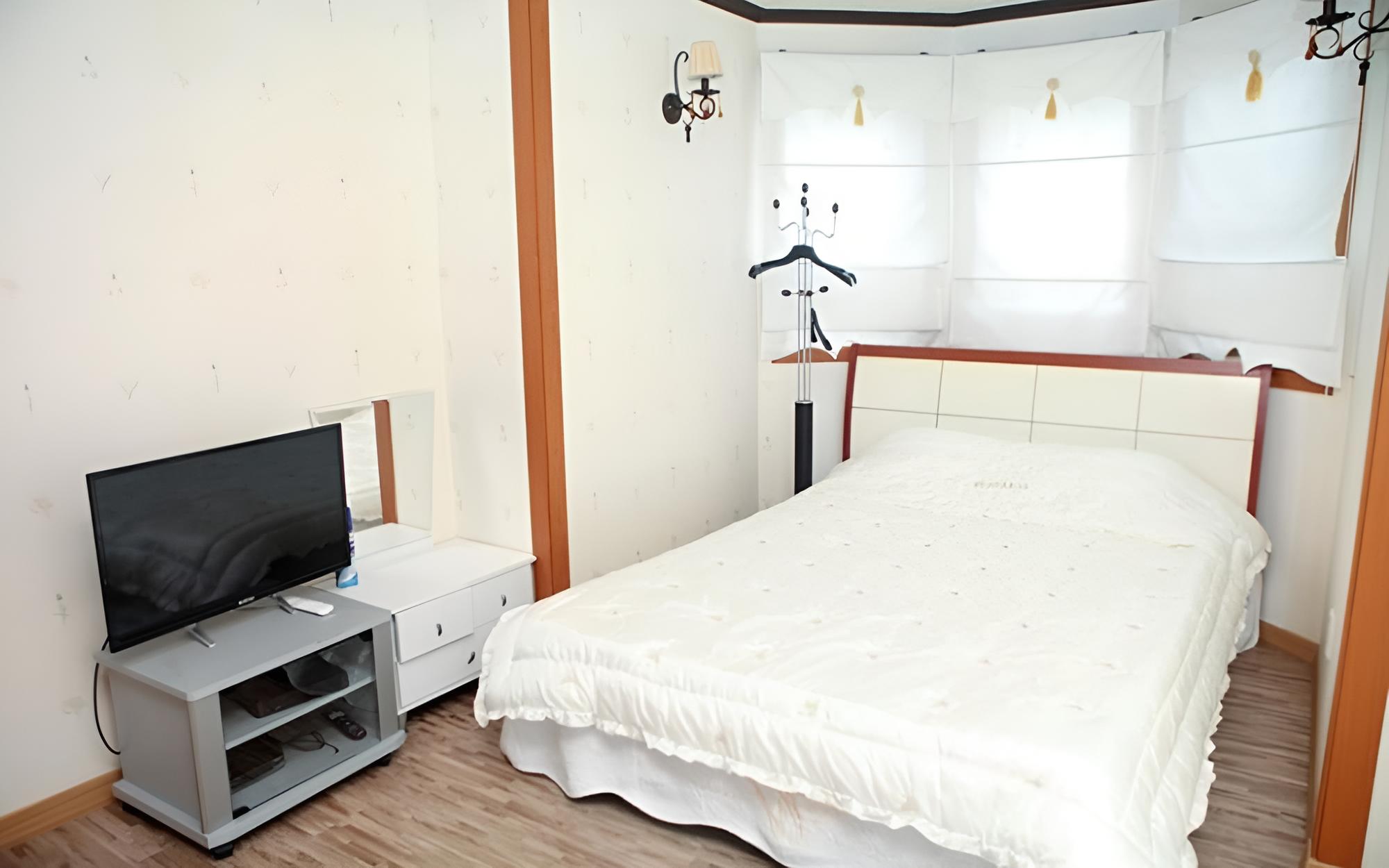 Room (Room 102)