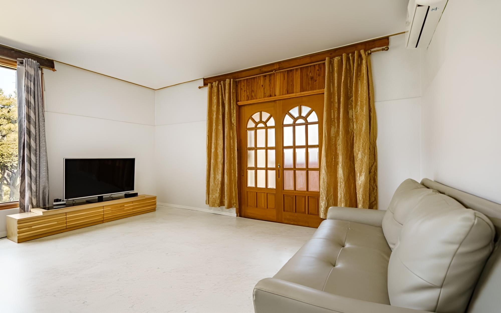 Room (Ivory)