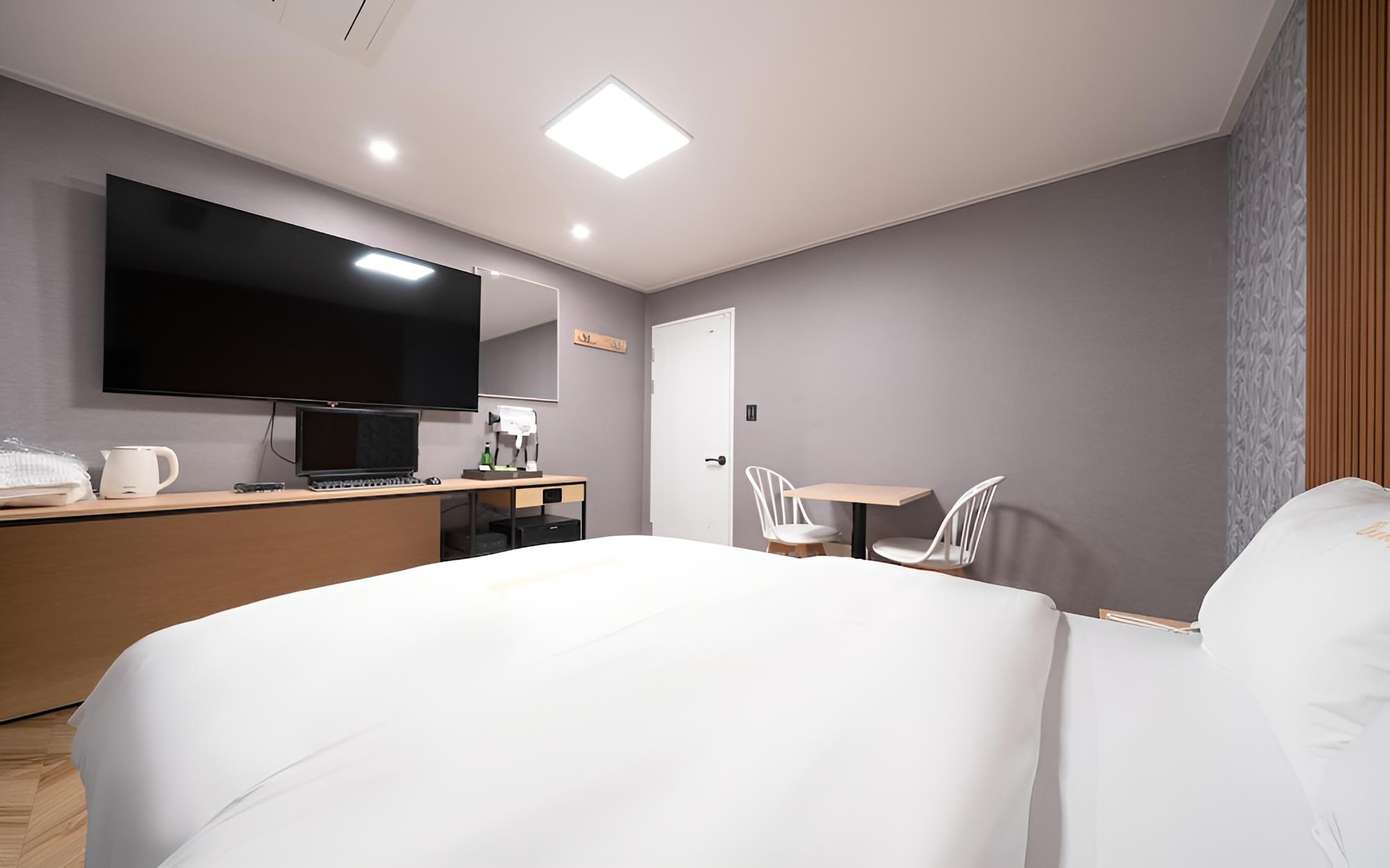Room (Random Event Room (Netflix available ) photo 2