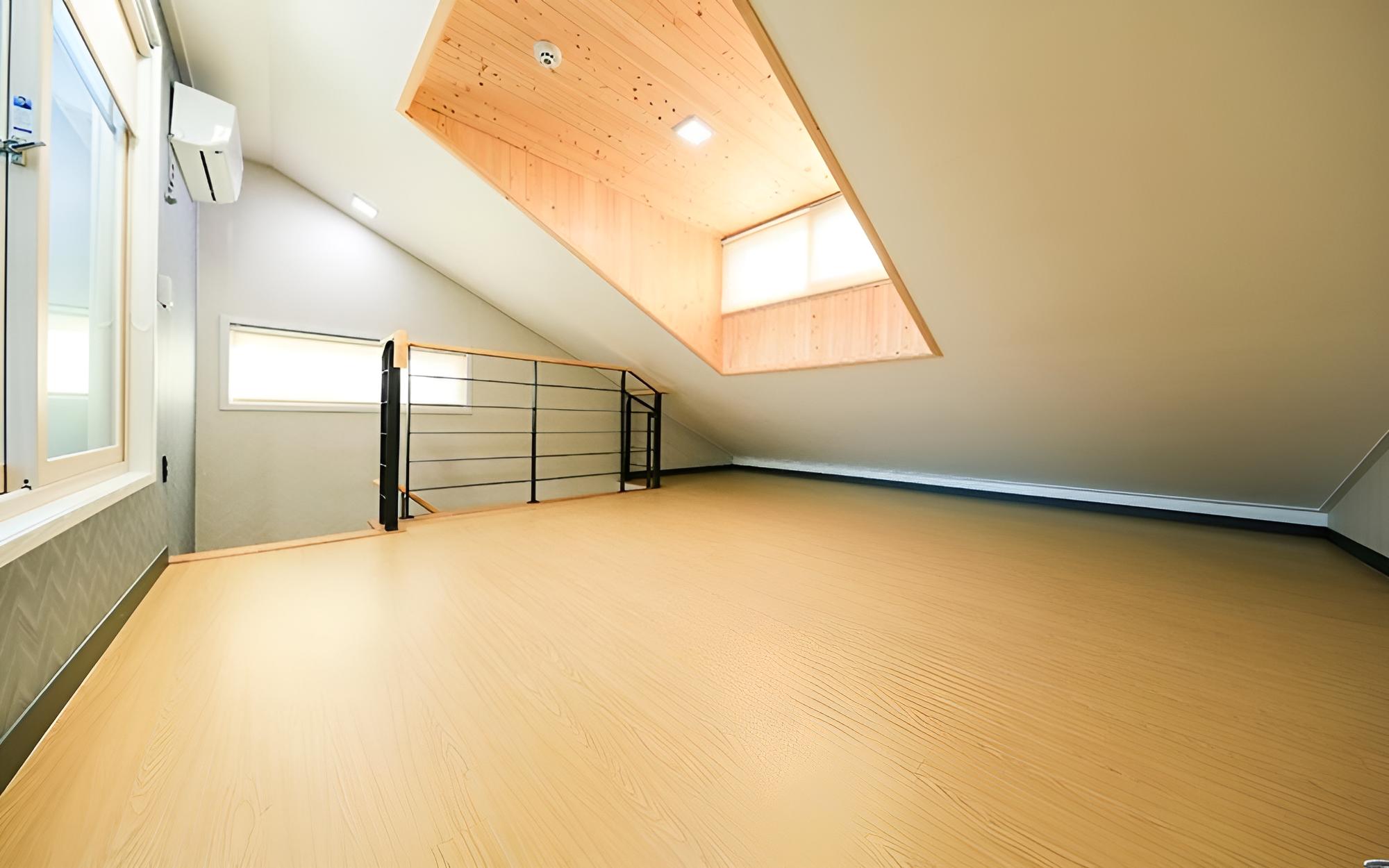 Room (Room 302 (duplex)) - Photo 6
