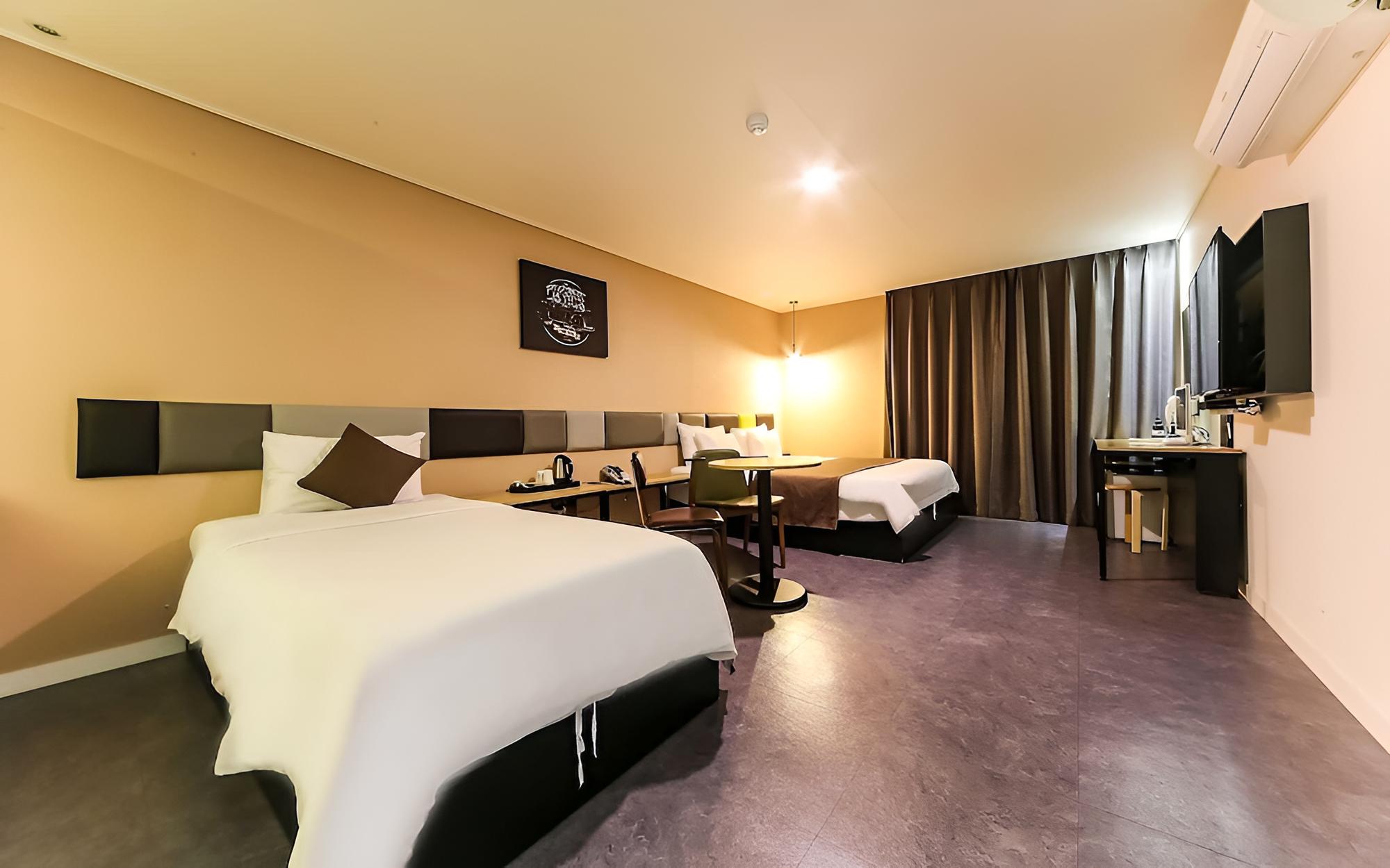 Room (Premium Twin (double single bed Netfl)
