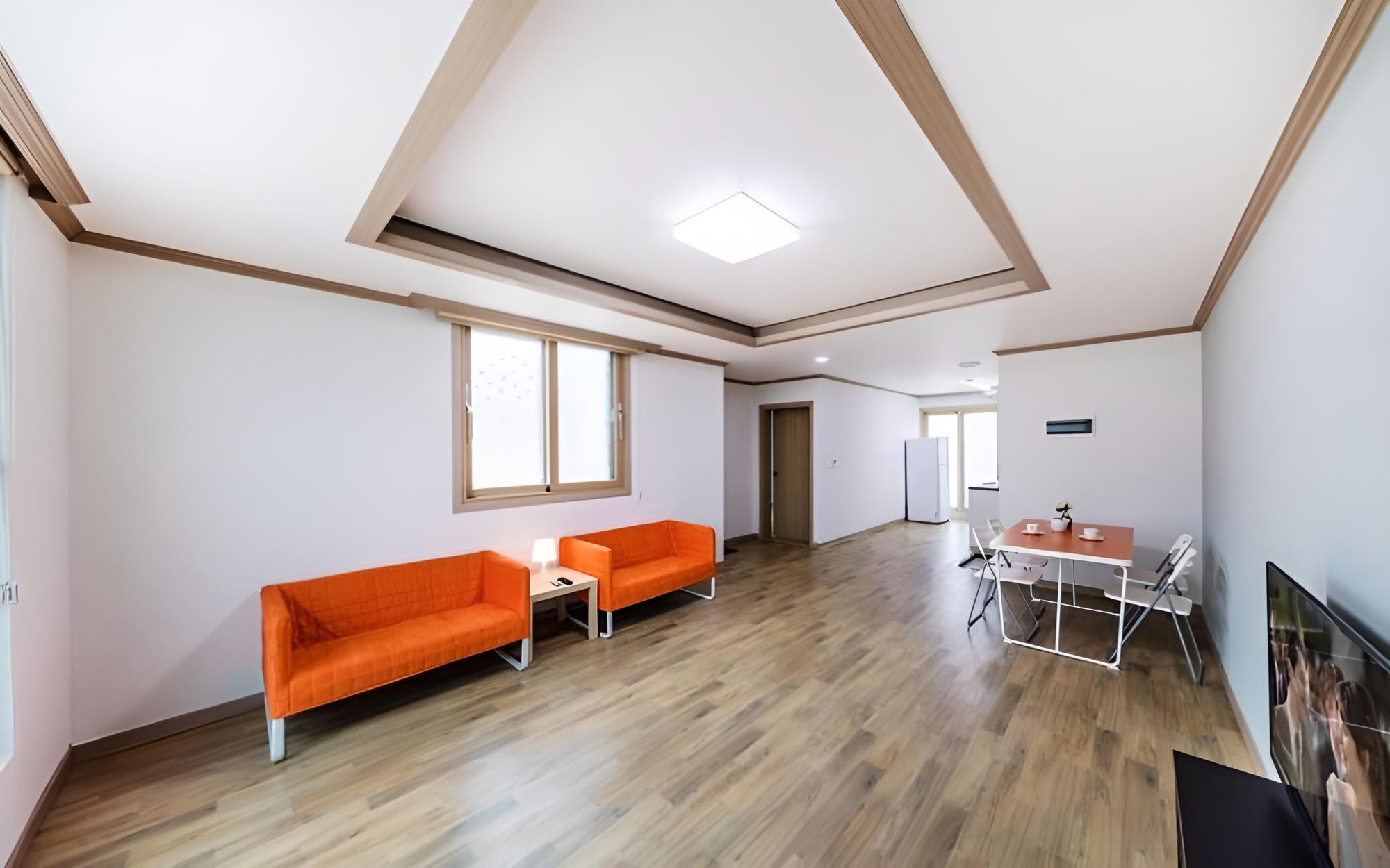 Room (Room 201 (6/8 person ondol))