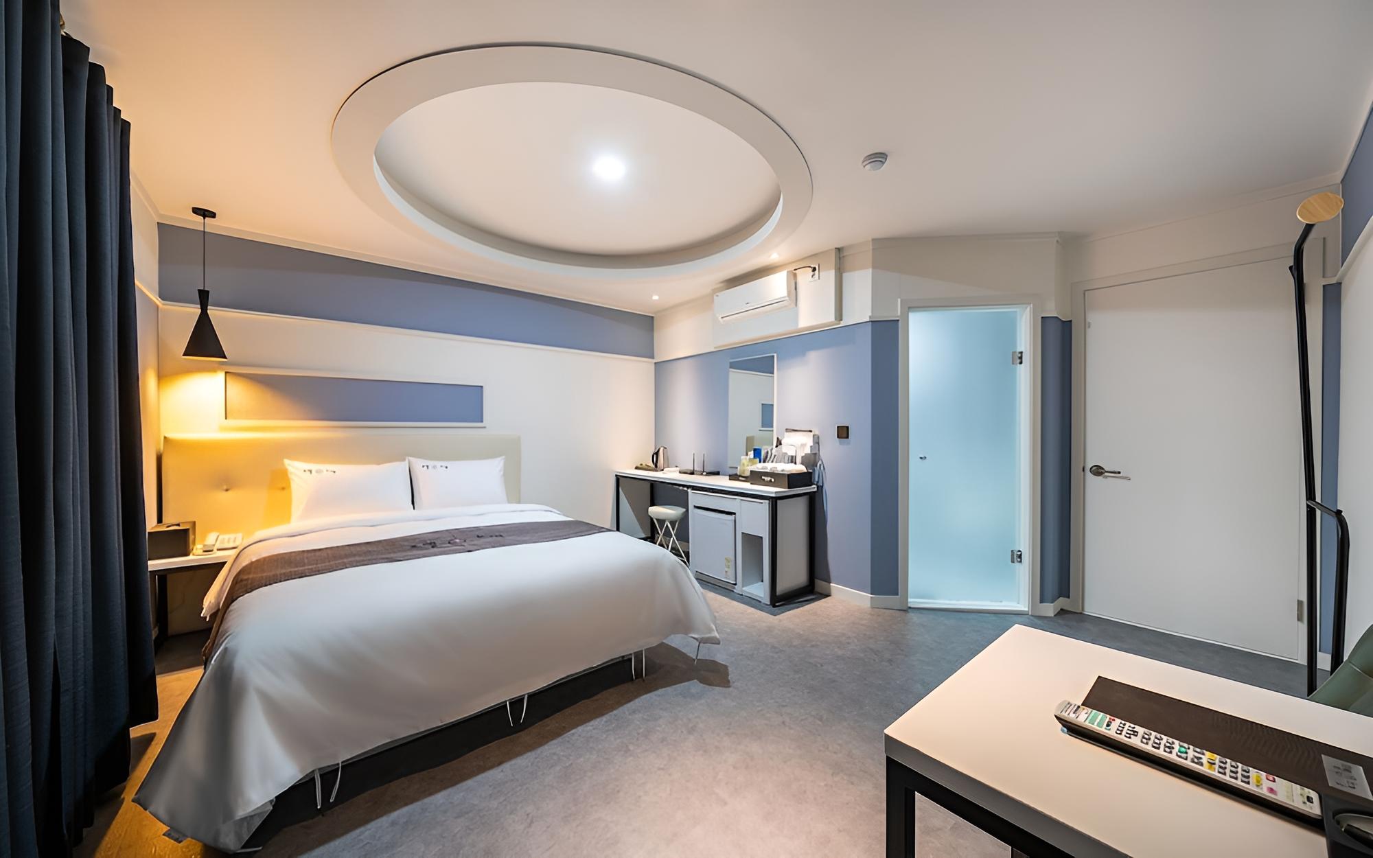Room (Standard) - Photo 11