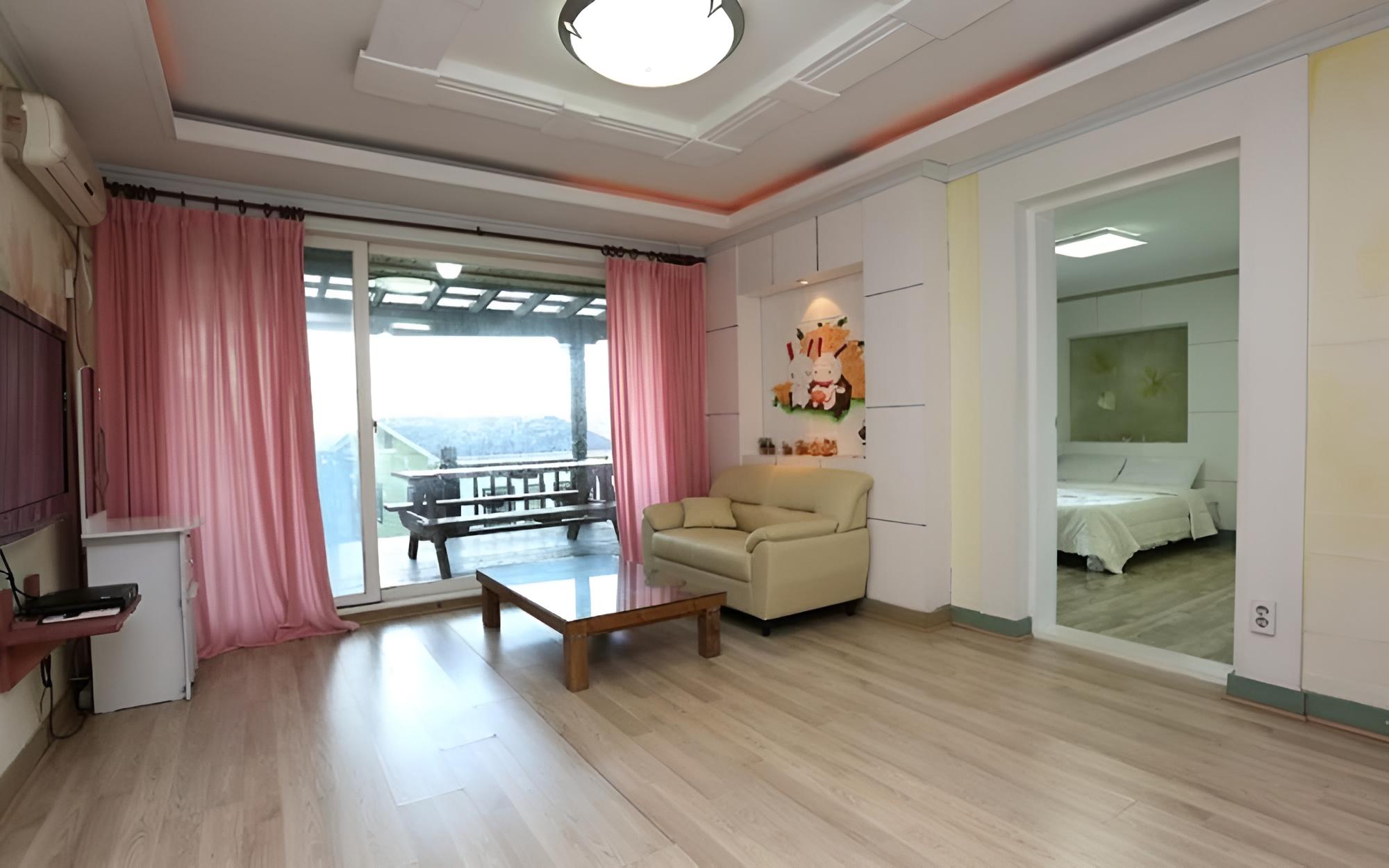 Room (Aram) - Photo 1