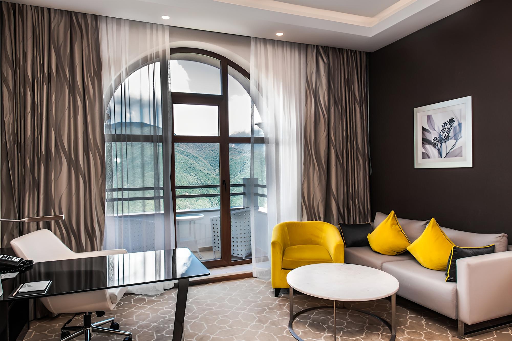 Deluxe Room, 1 King Bed, City View photo 2