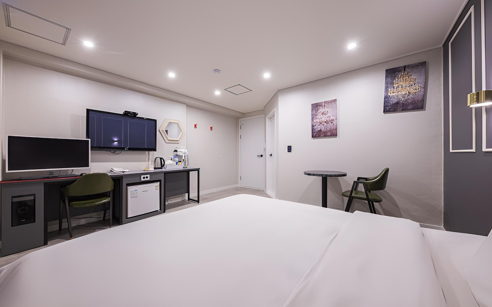 Room (Standard Room B) - Photo 1