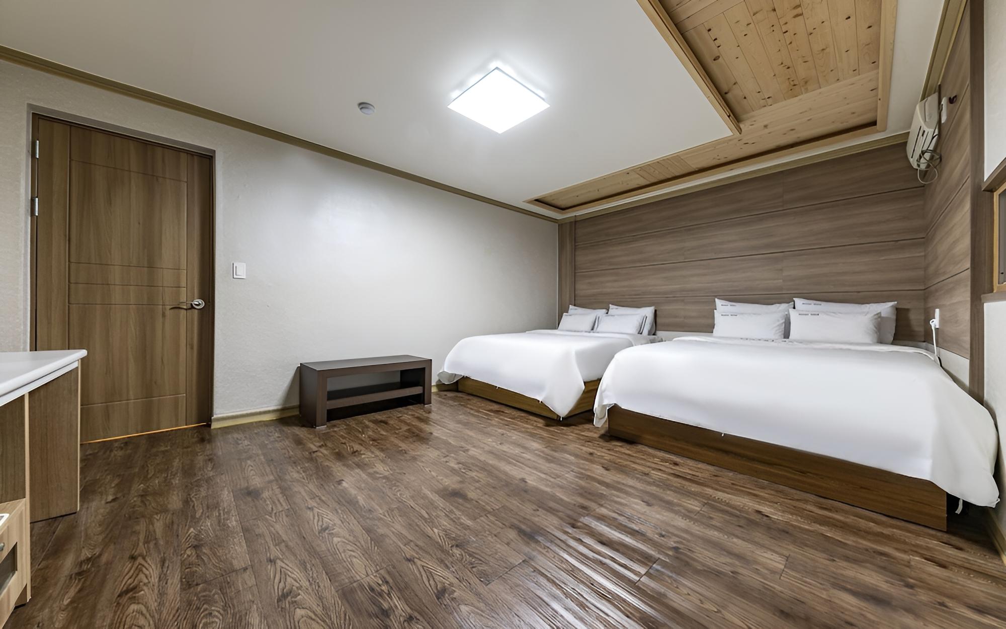 Room (Exclusive Room (1 Double Bed + 1 Doub)