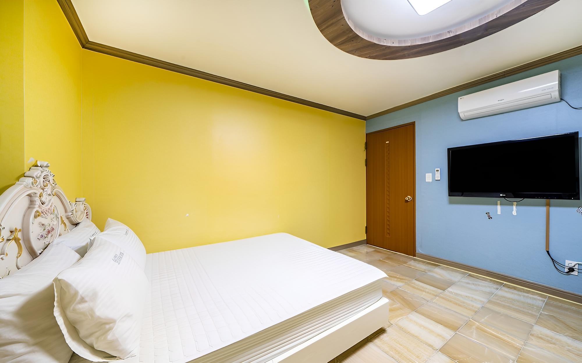Room (Family room 305 (large bath))