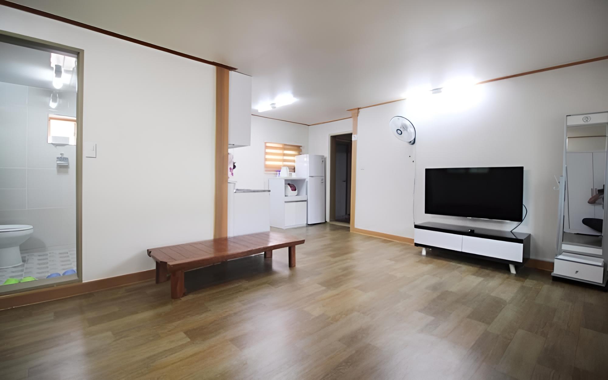 Room (8 (Unshared House))