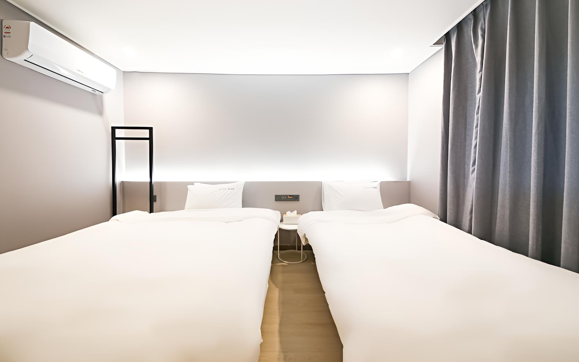 Room (Deluxe Twin (Duck Down Bedding) (4KUH) - Photo 8