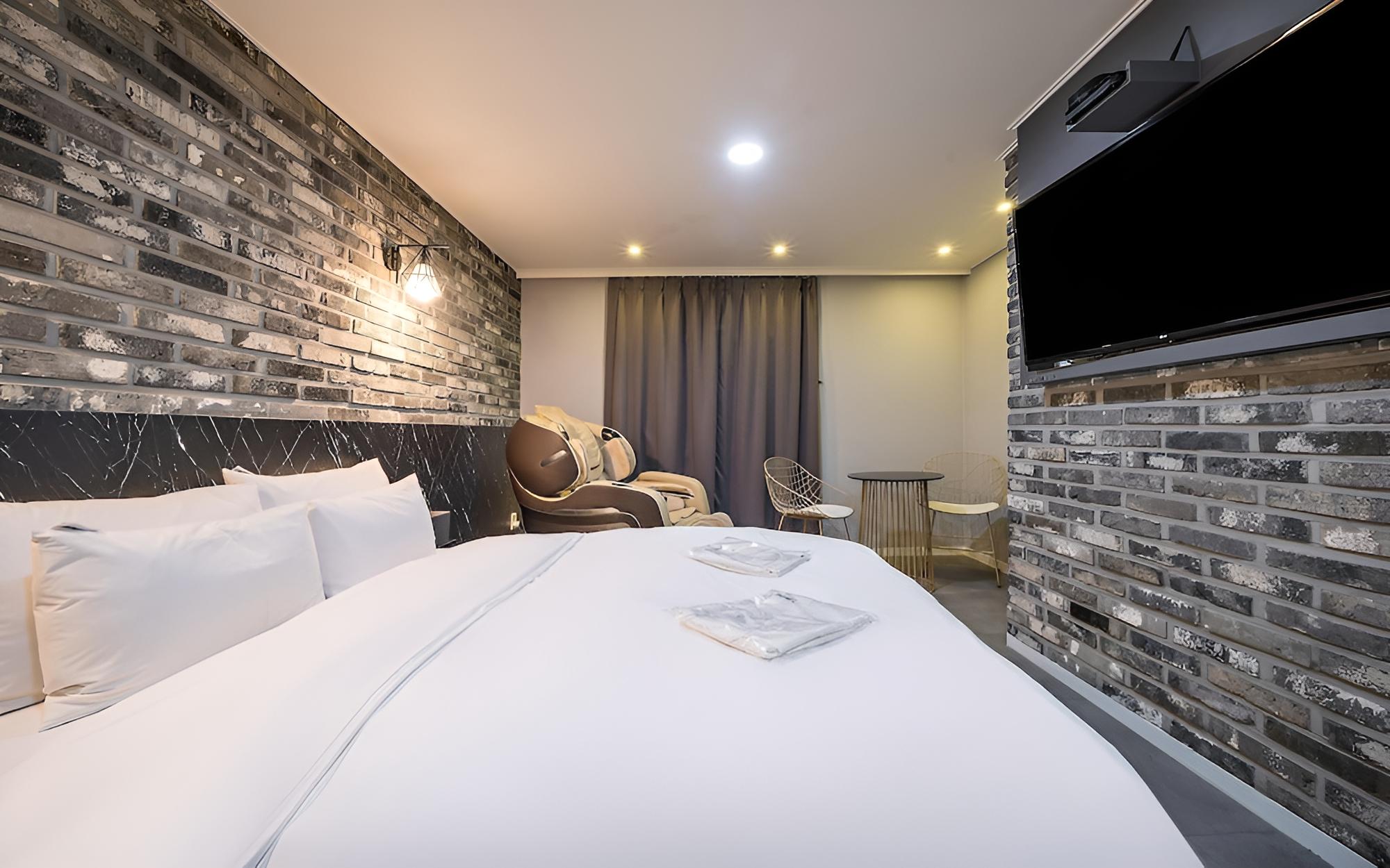 Room (VIP (PUBG 2PC/Netflix available massa)