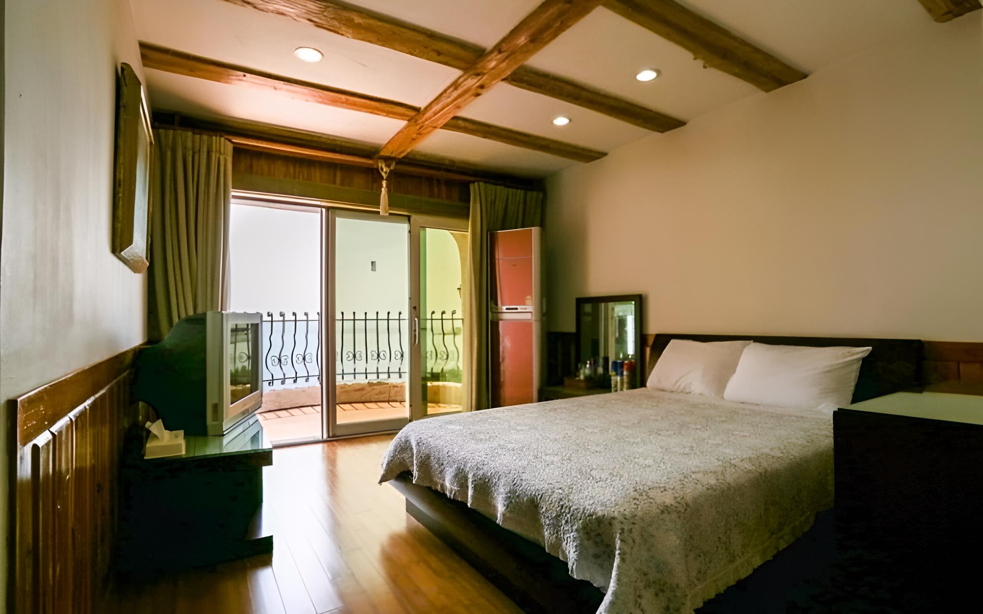 Room (66 (Seopseom Island))
