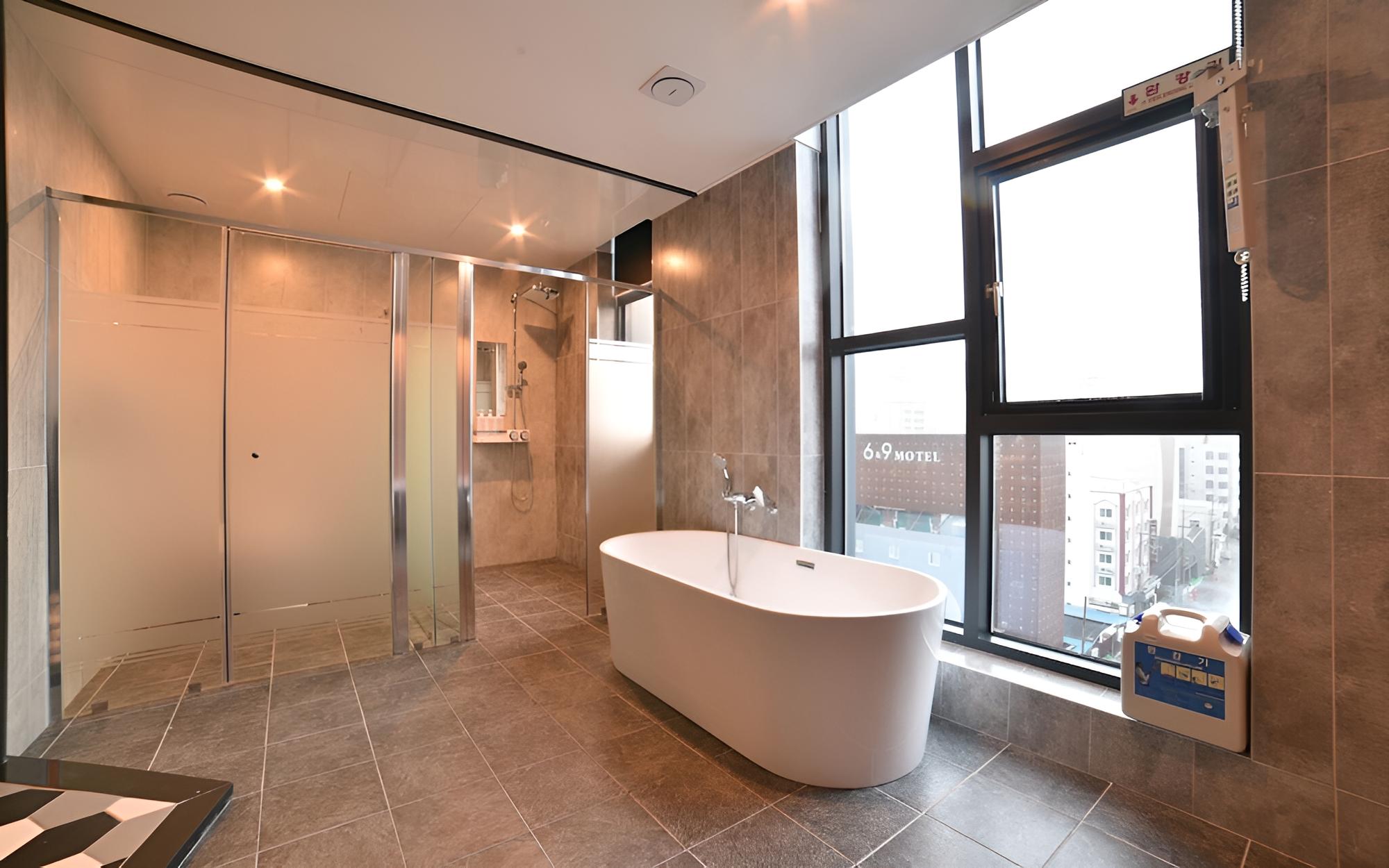 Room (VIP Twin (Bathtub Random Assignment S) - Photo 24