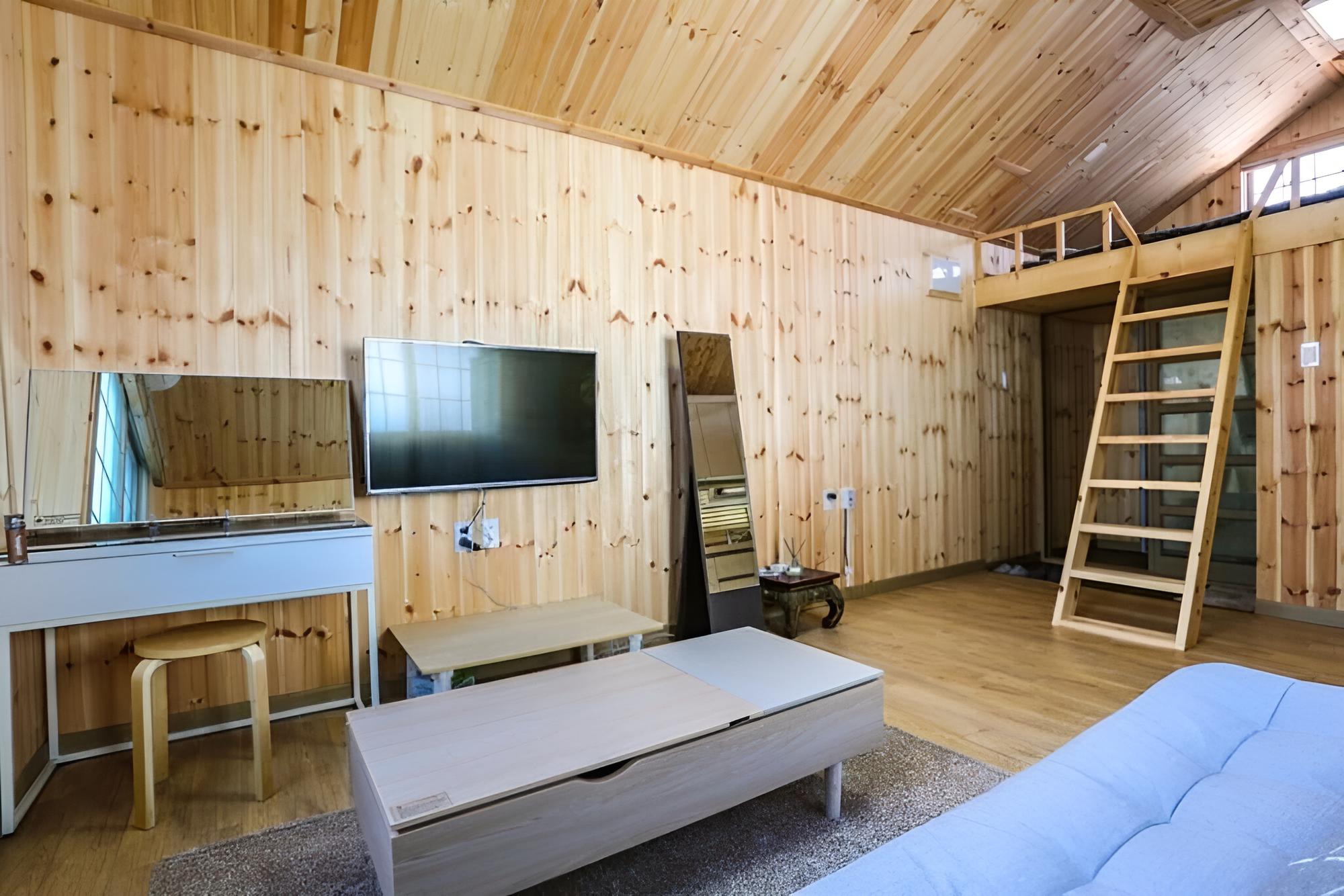 Room (Building B-2)