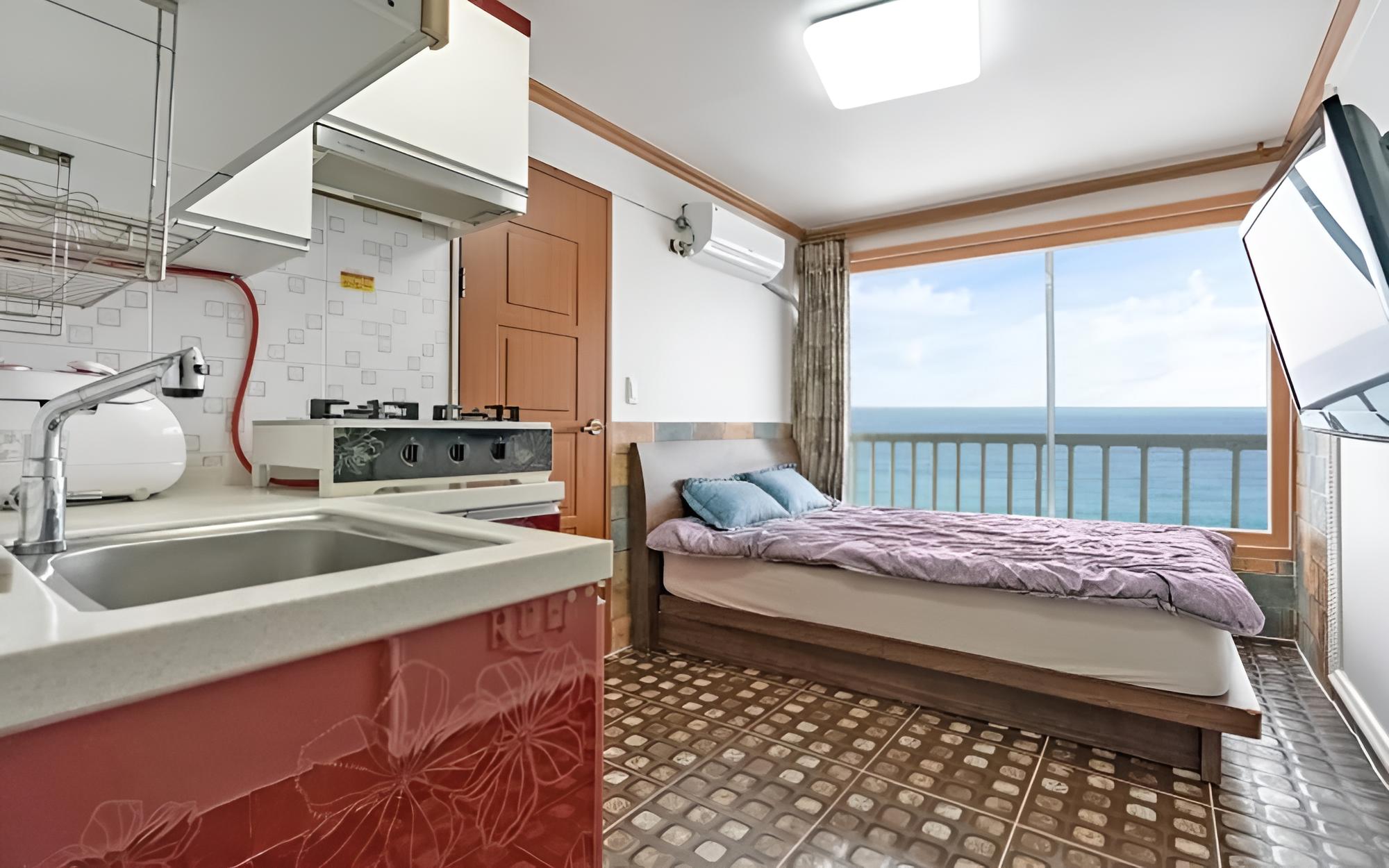 Room (Ocean Rose (Tub))
