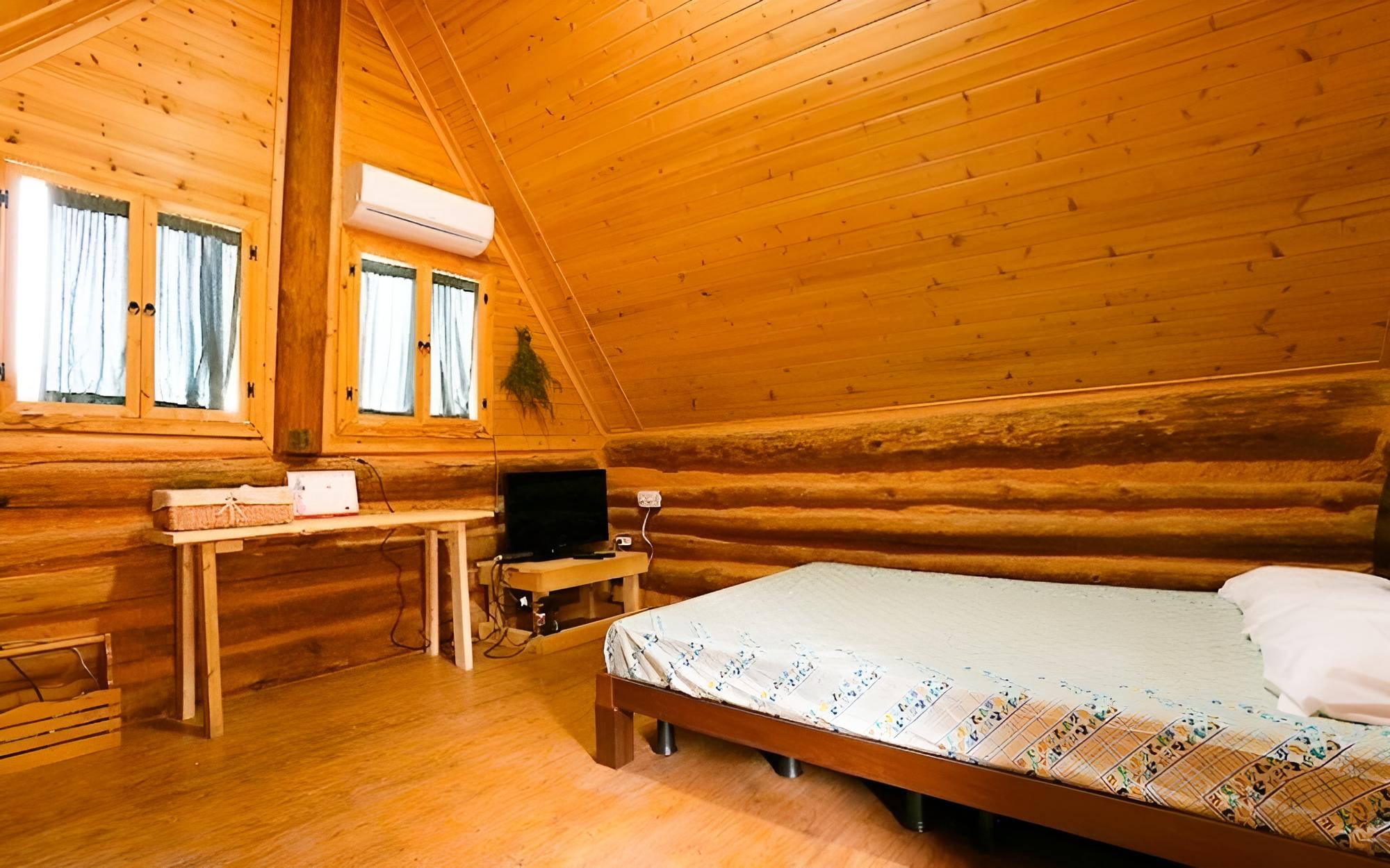 Room (Log Annex)