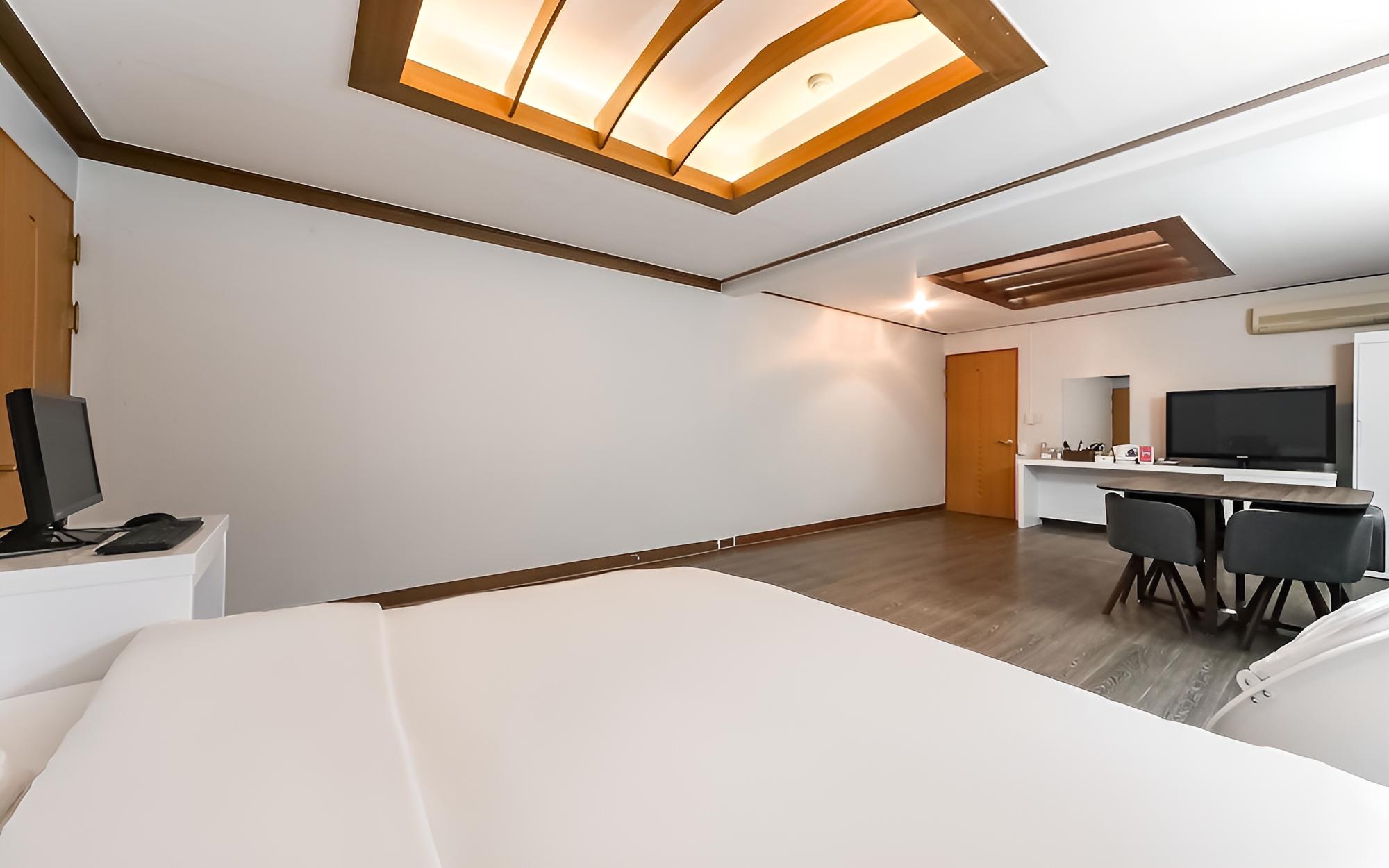 Room (Family Pool Room 205)