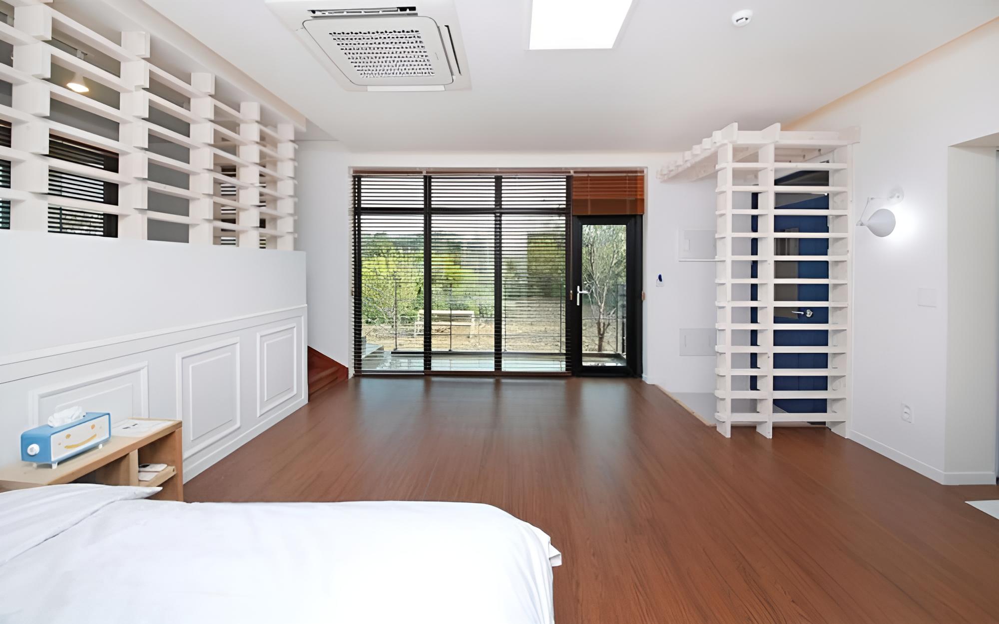 Room (Room 101)