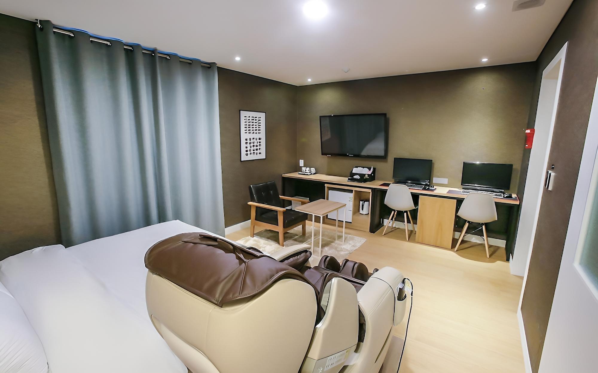Room (Premium)