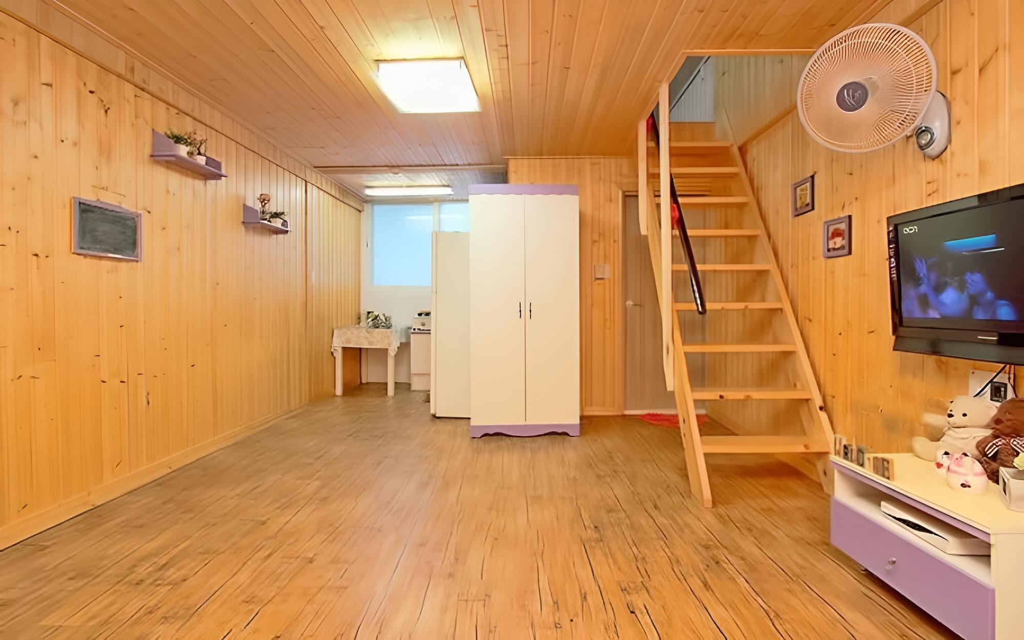 Room (Yellow Firefly) photo 3