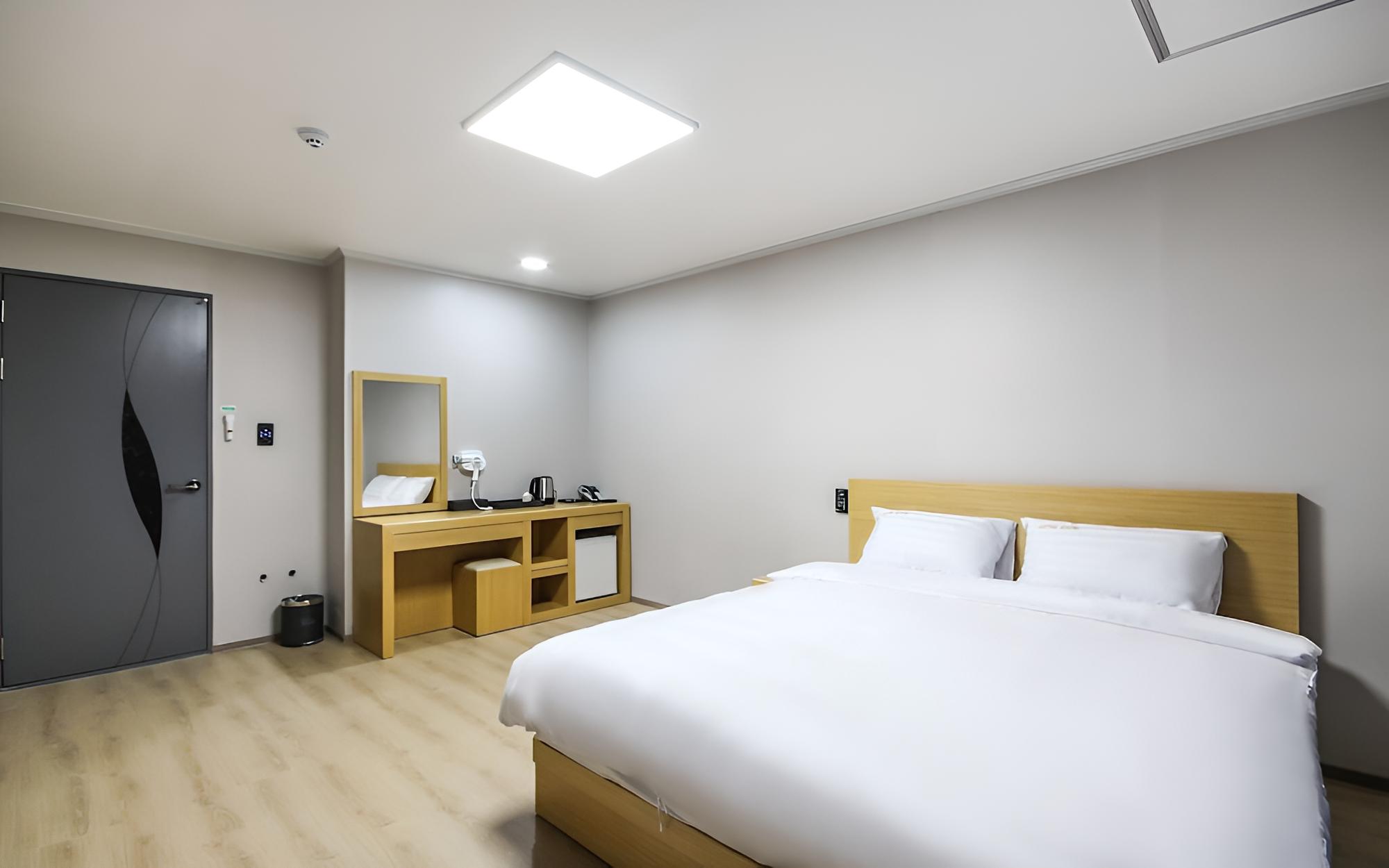 Room (Tower View Deluxe) - Photo 4