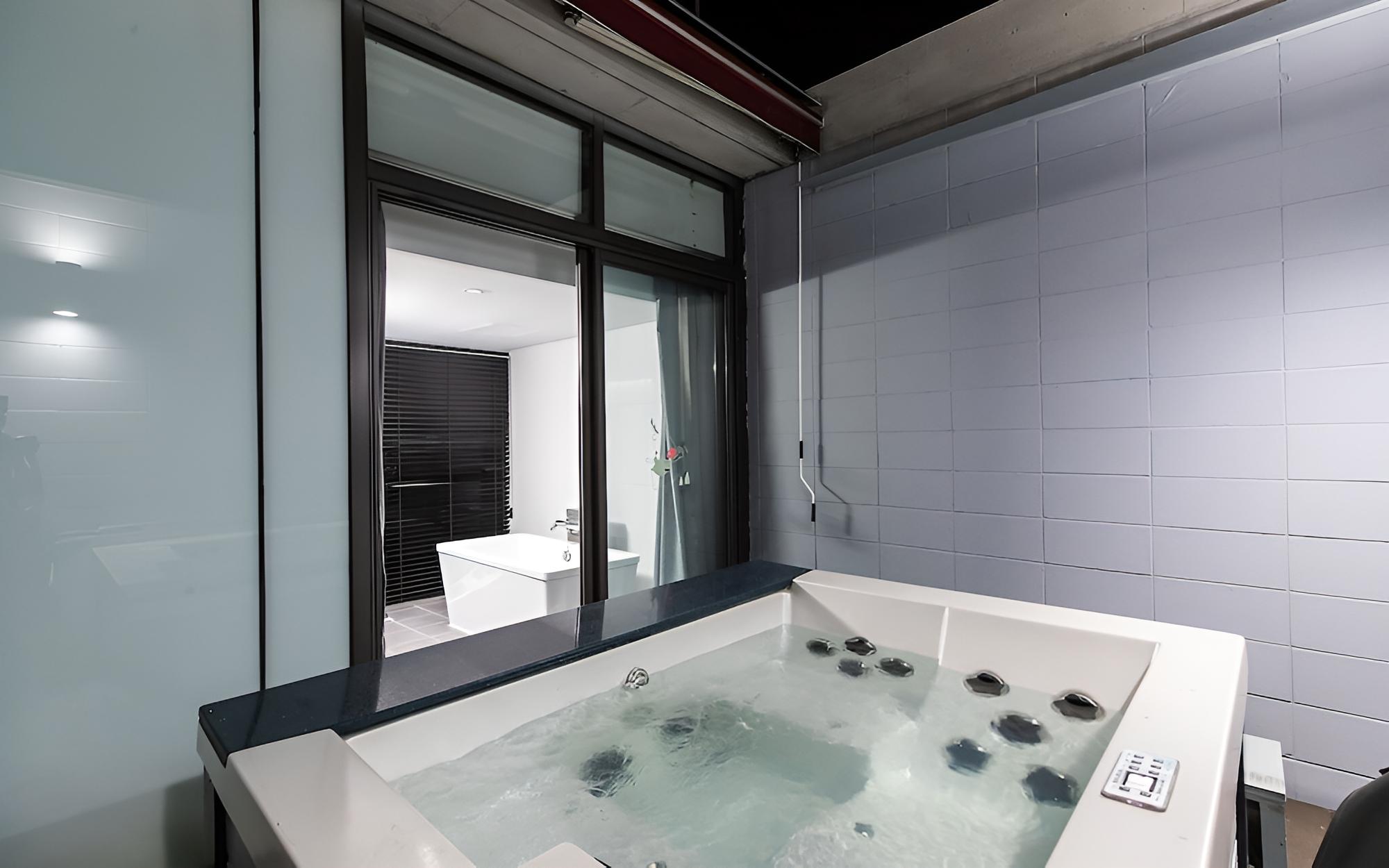 Room (Outdoor Spa Room (Room 403 Room 405))
