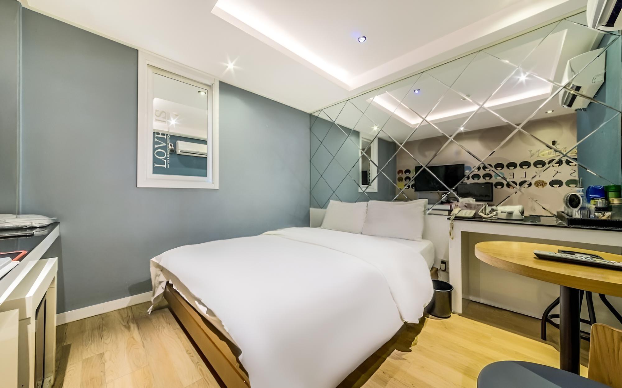 Room (Nightly use of a large room (up to 4 )