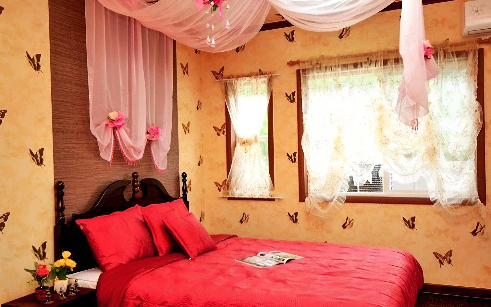 Room (Cherry)