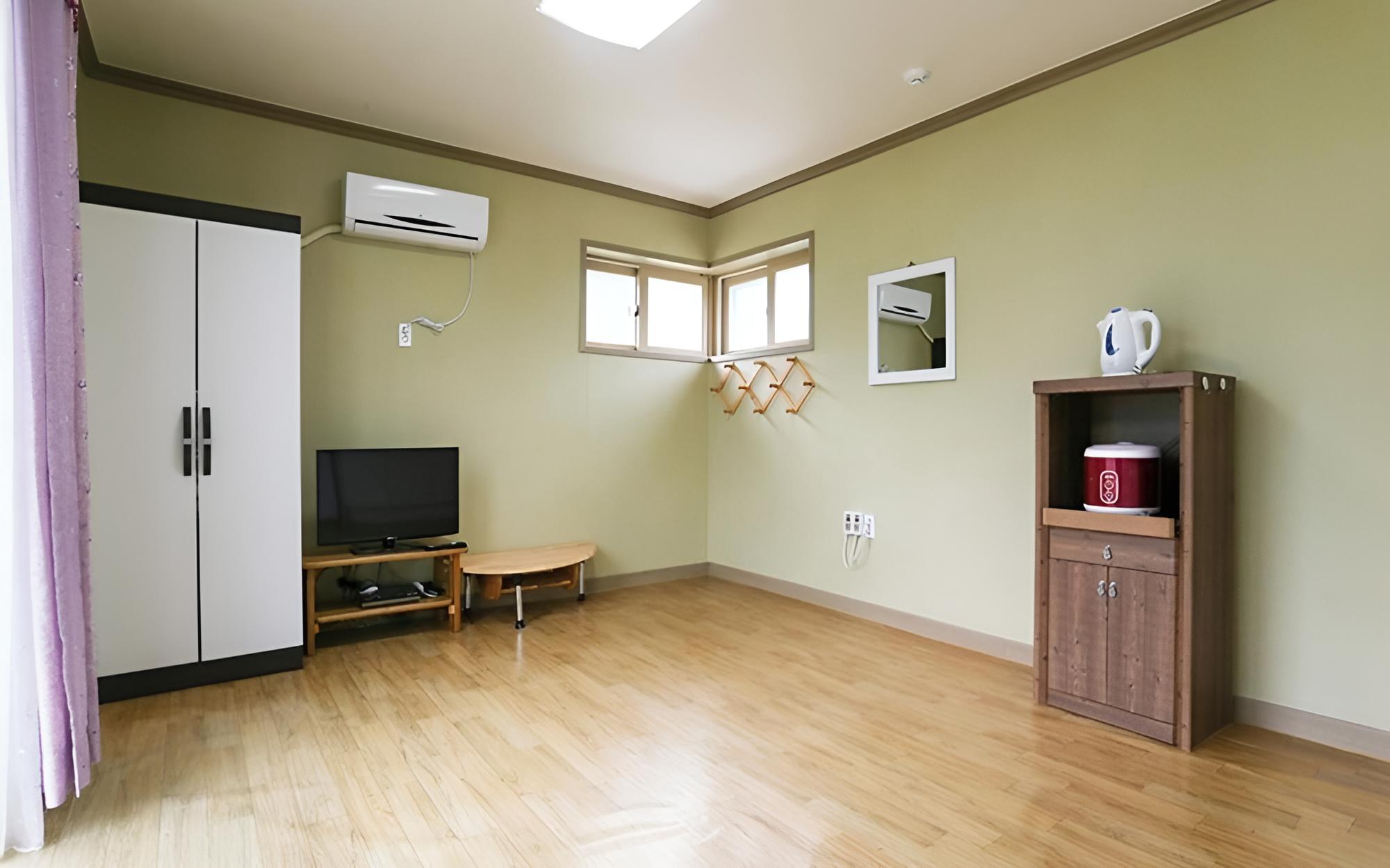 Room (Room 201)