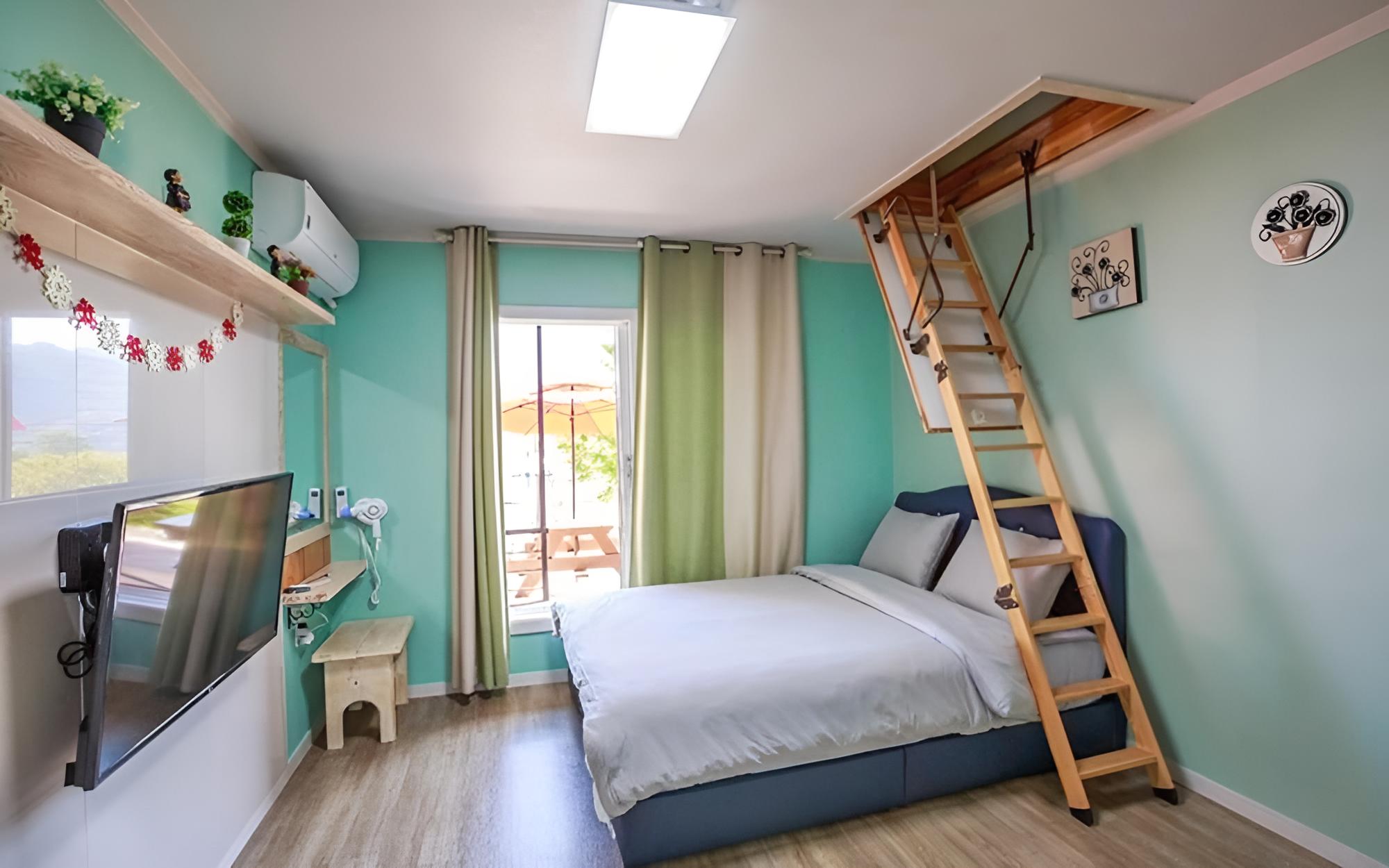 Room (Room 104)