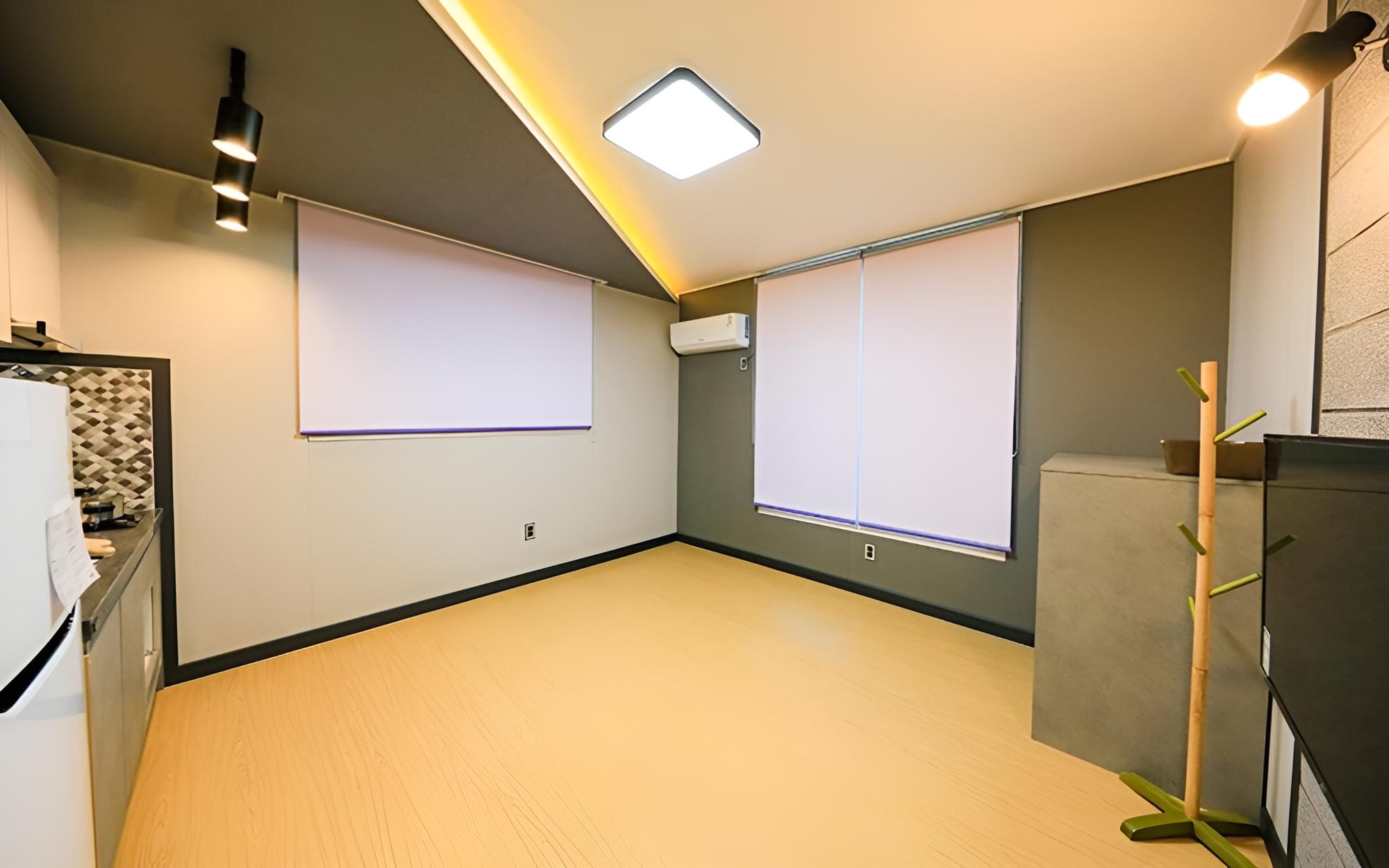 Room (Room 304) - Photo 4