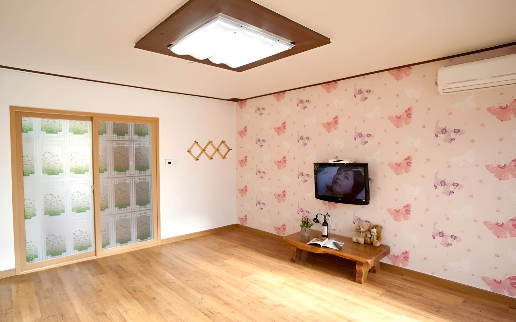 Room (Room 104 (Ondol))