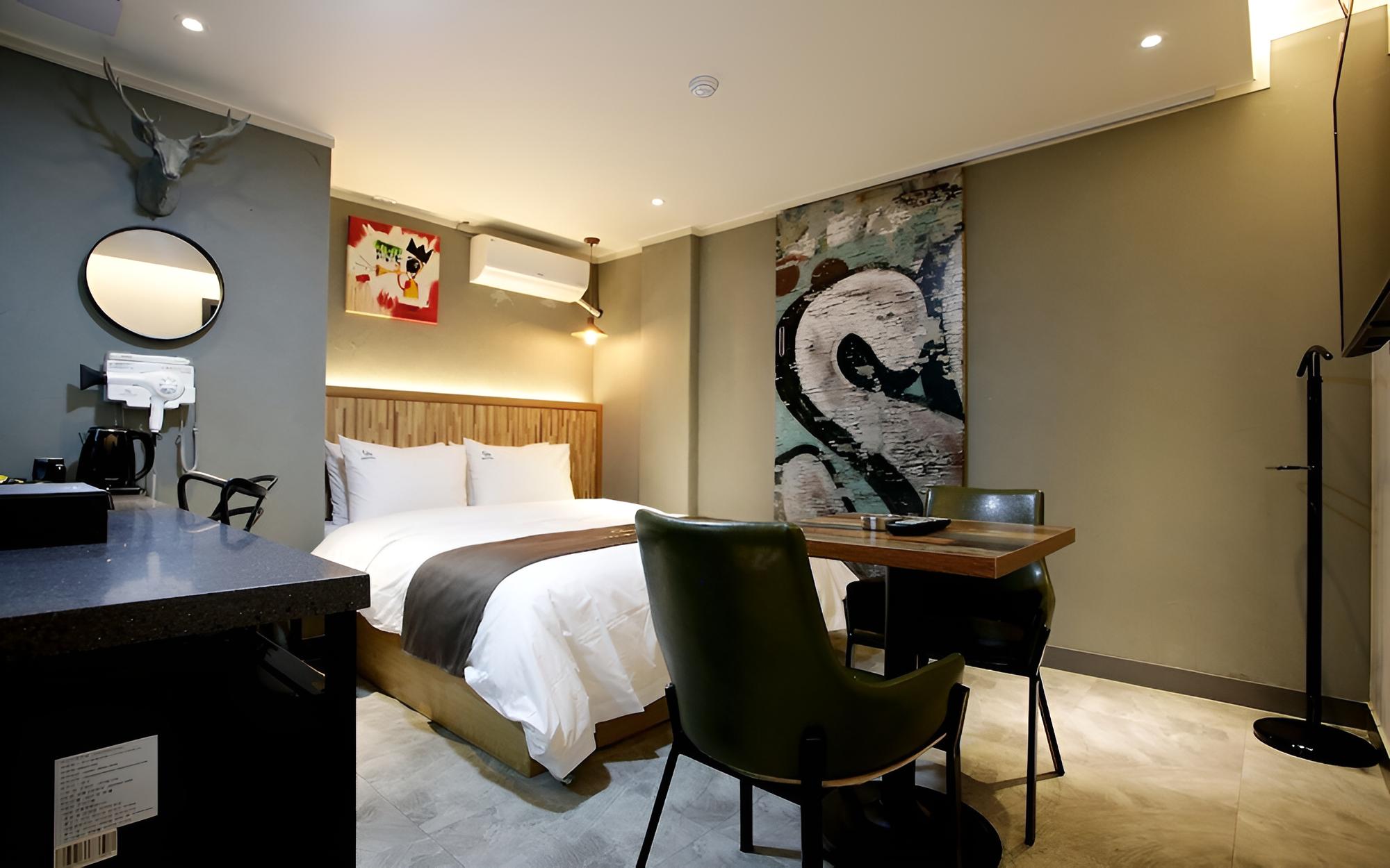 Room (Premium (NOSPA/ Disney Plus Netflix W)