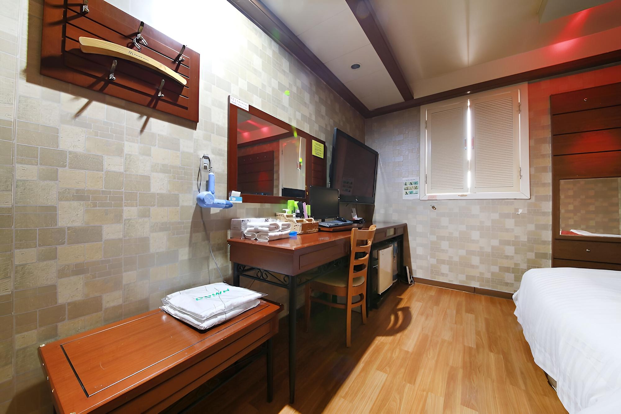 Room (General (no grilling or cooking in th) - Photo 2