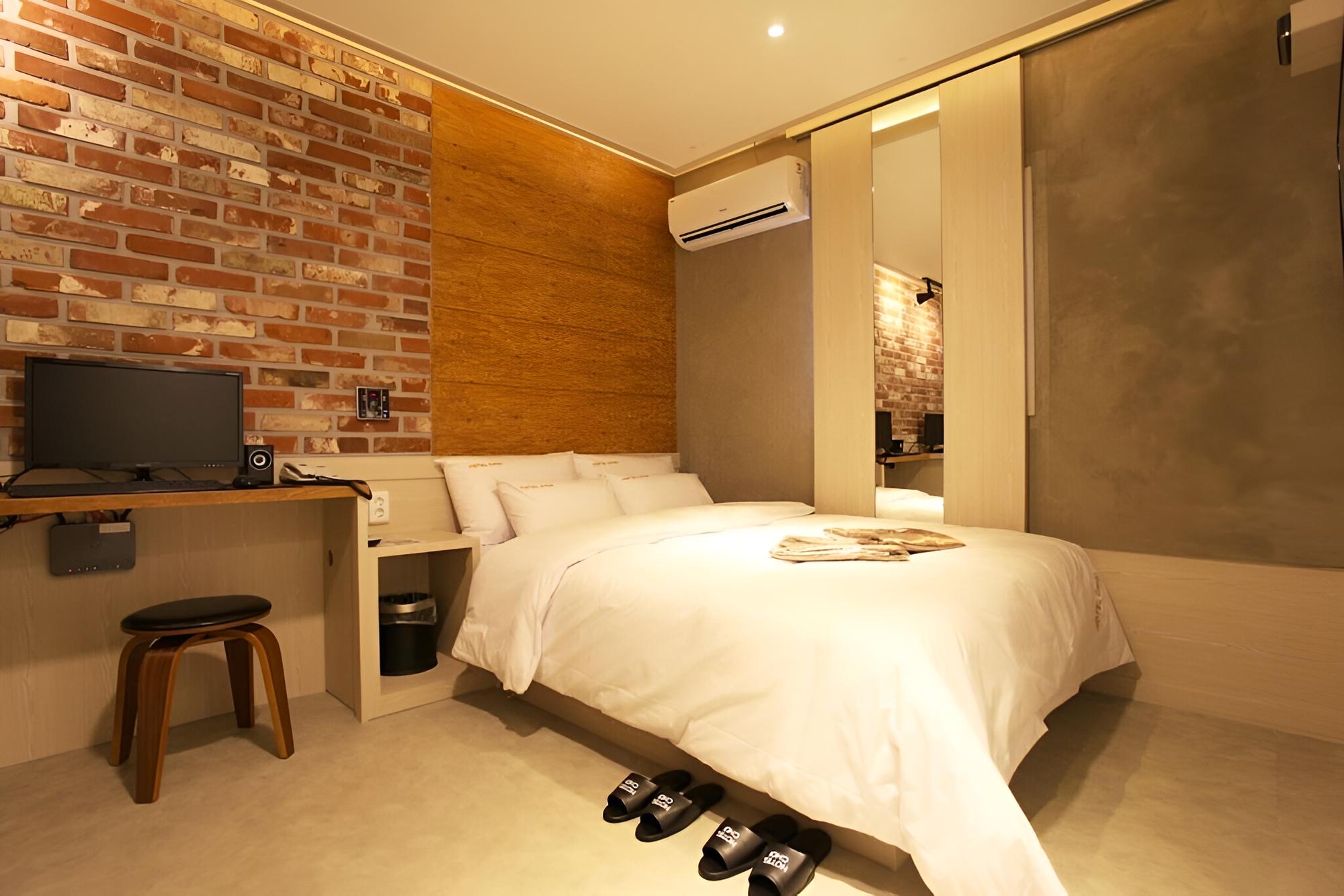 Room (Royal Premium (Free Netflix viewing i) - Photo 9