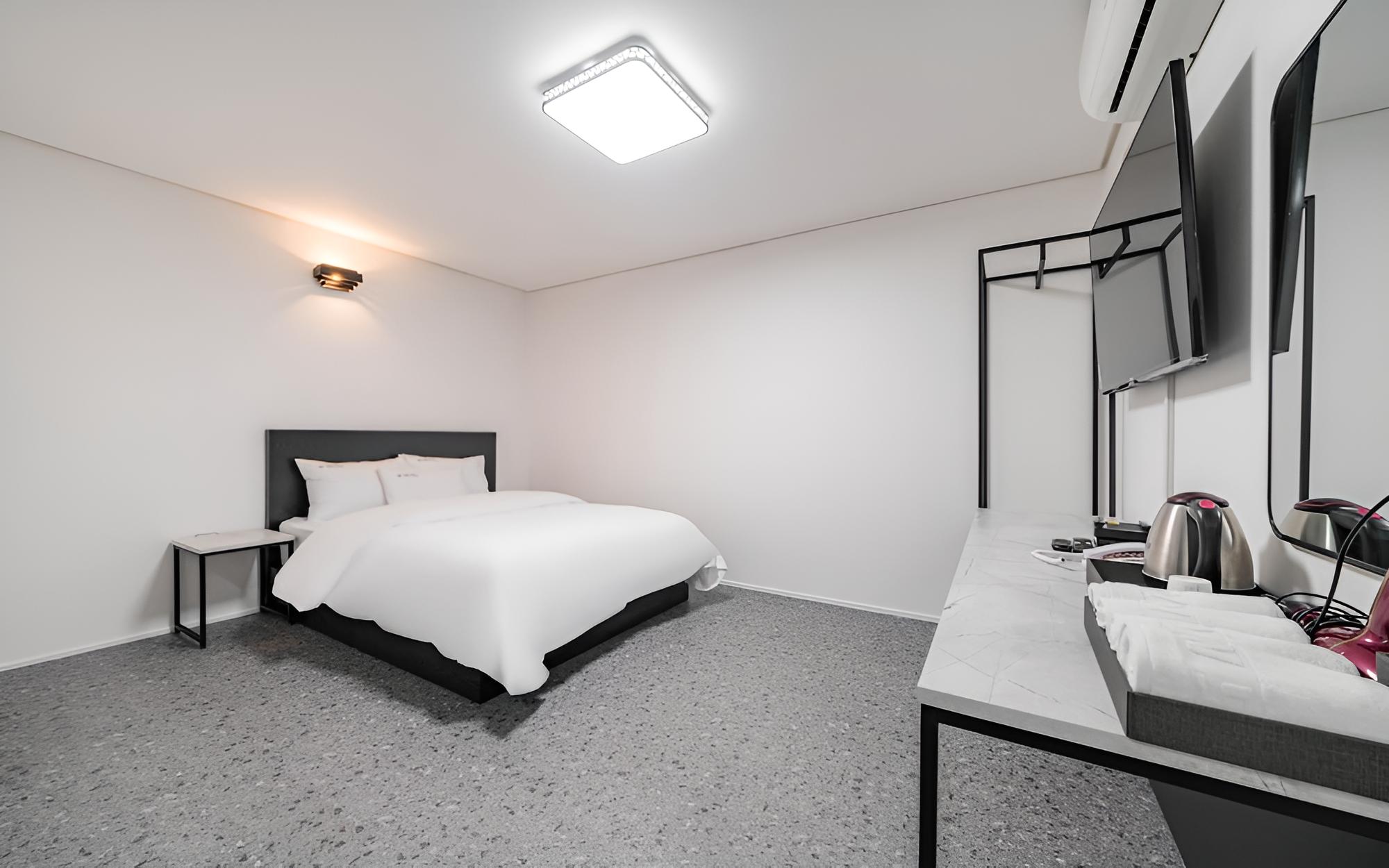 Room (Standard (Double Bed Netflix Availabl)