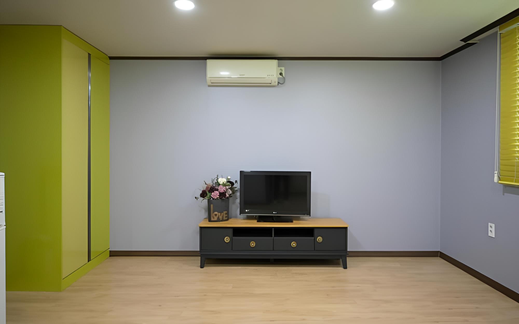 Room (Lavender)