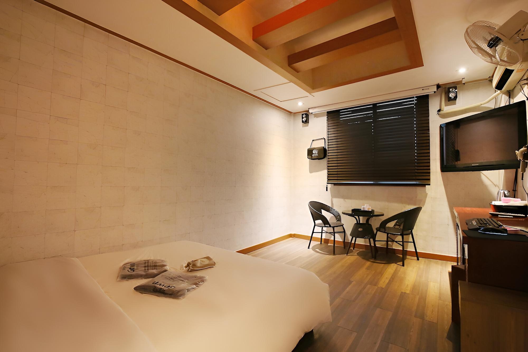 Room (Cinema Room) - Photo 1