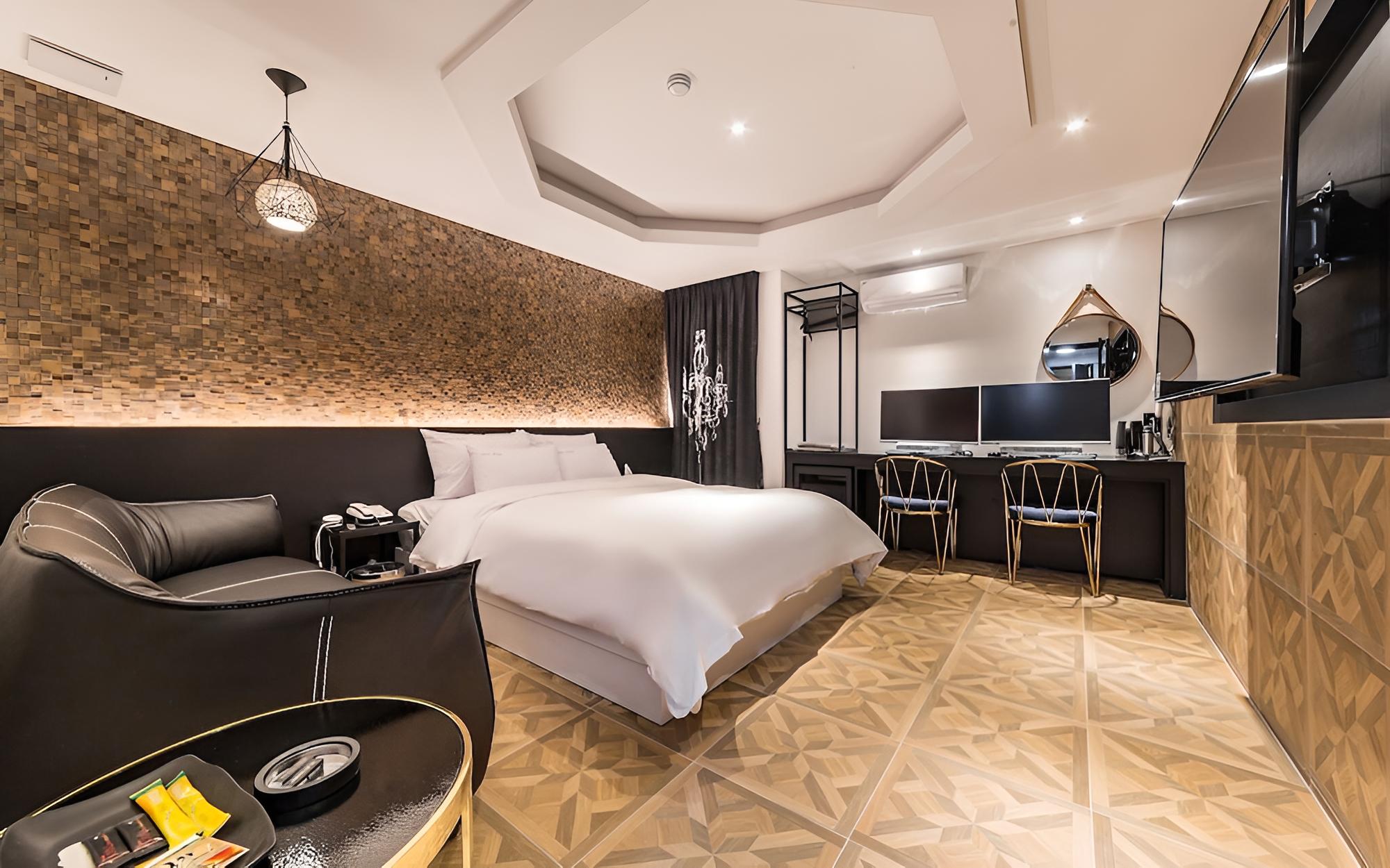 Room (Semi-private room - Exclusively for c)