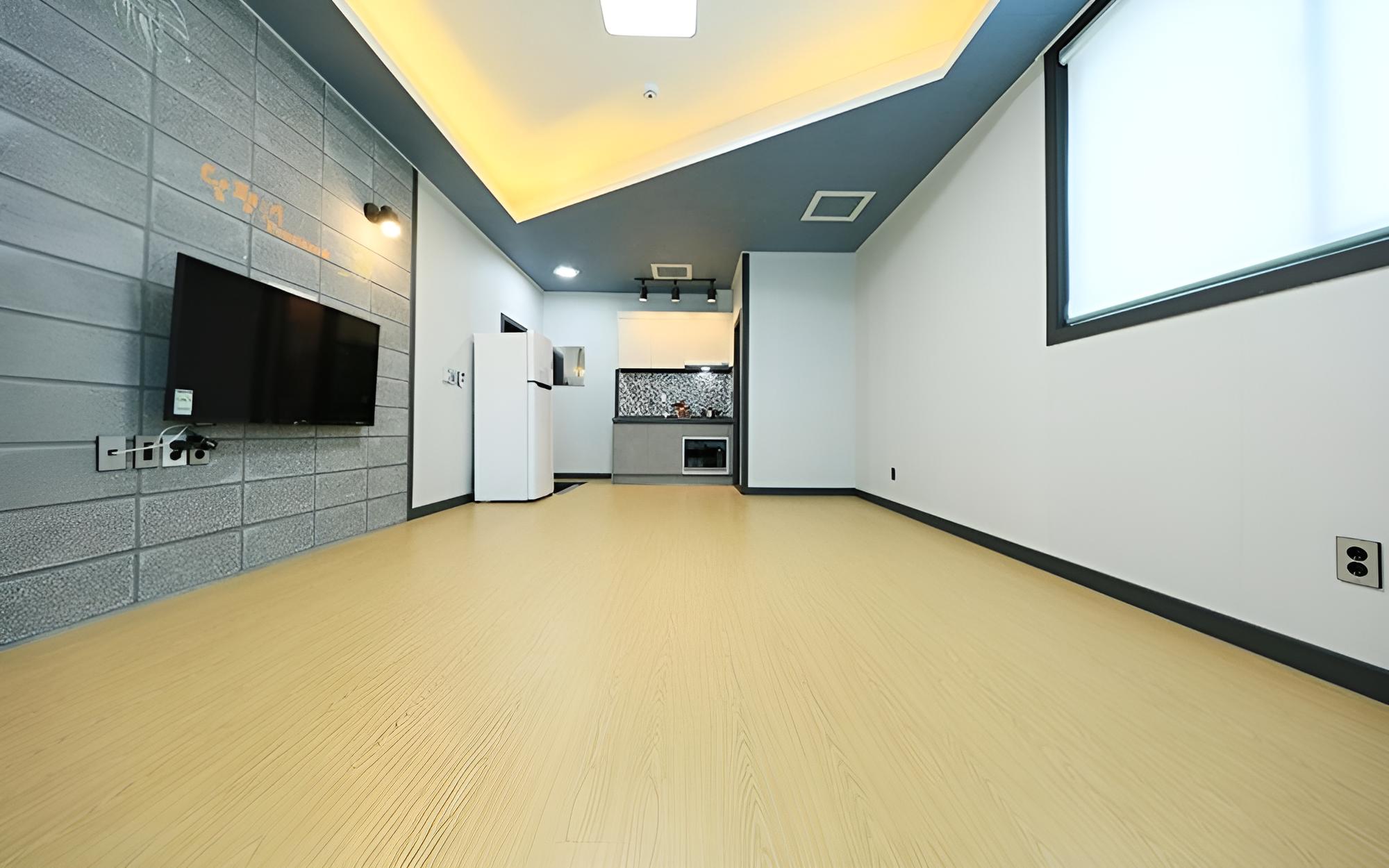 Room (Room 102) - Photo 2