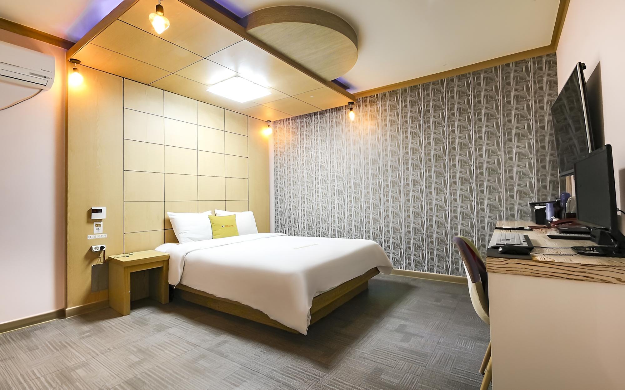 Room (Standard Room - Air Purifier (Netflix) - Photo 19