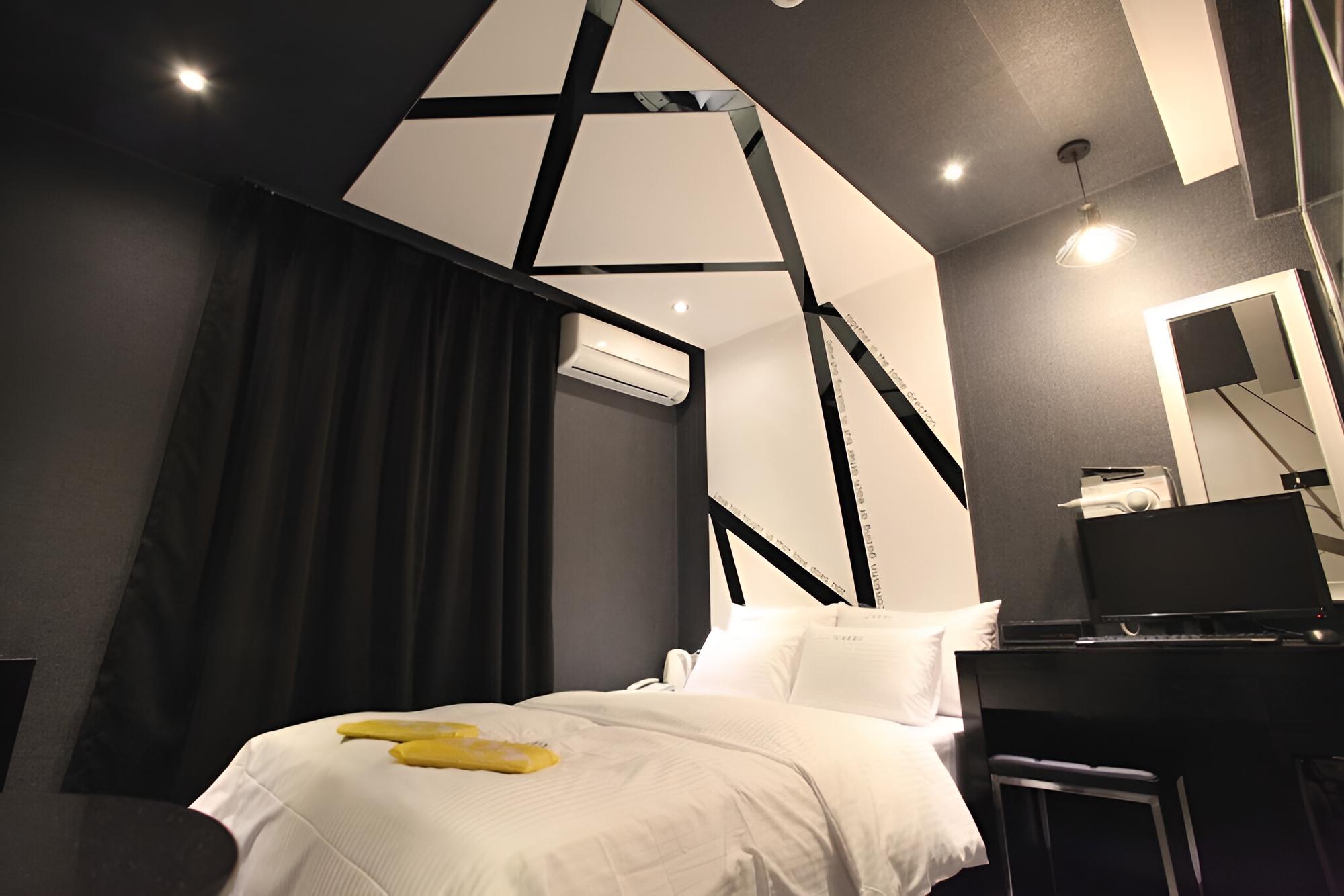 Room (Scat room)