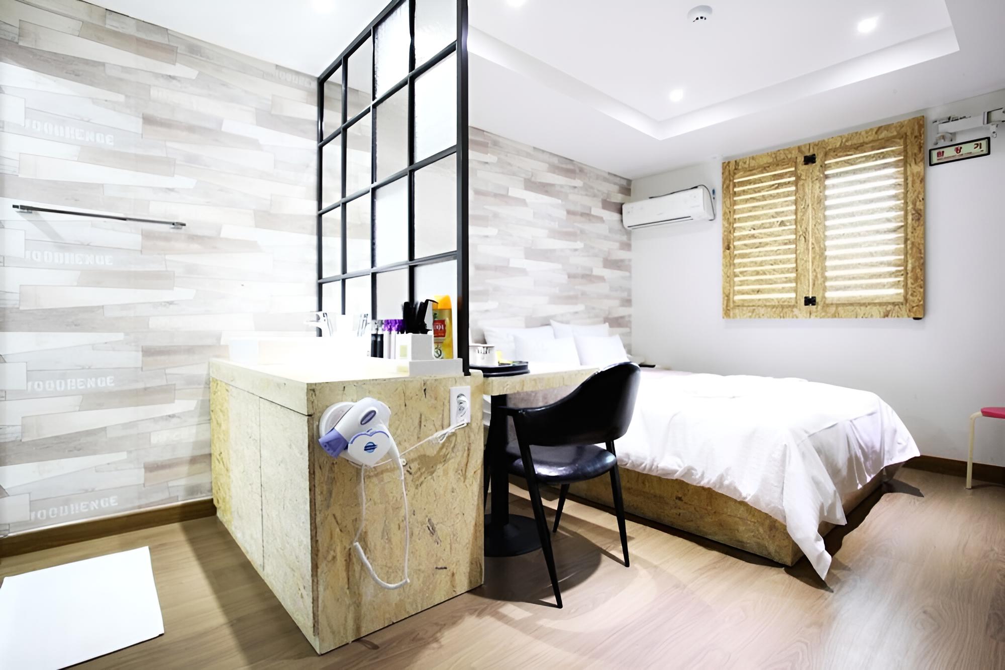 Room (Deluxe Gaming Room (Nintendo Netflix/) photo 2